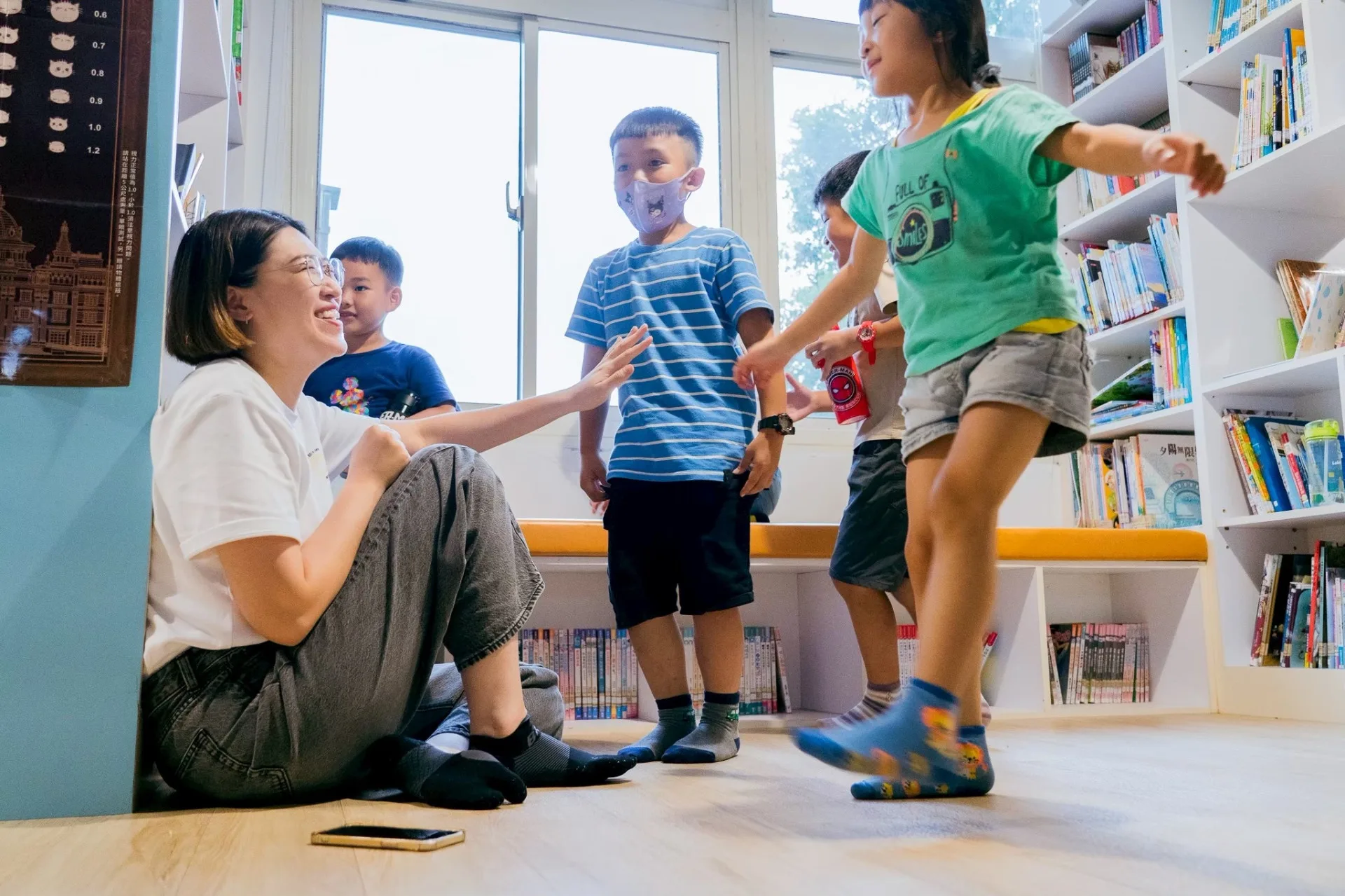 邱淑蟬（左）與新威分校學生共同創作客語歌曲〈青春个位仔〉。蟬聲慢行文化工作坊提供