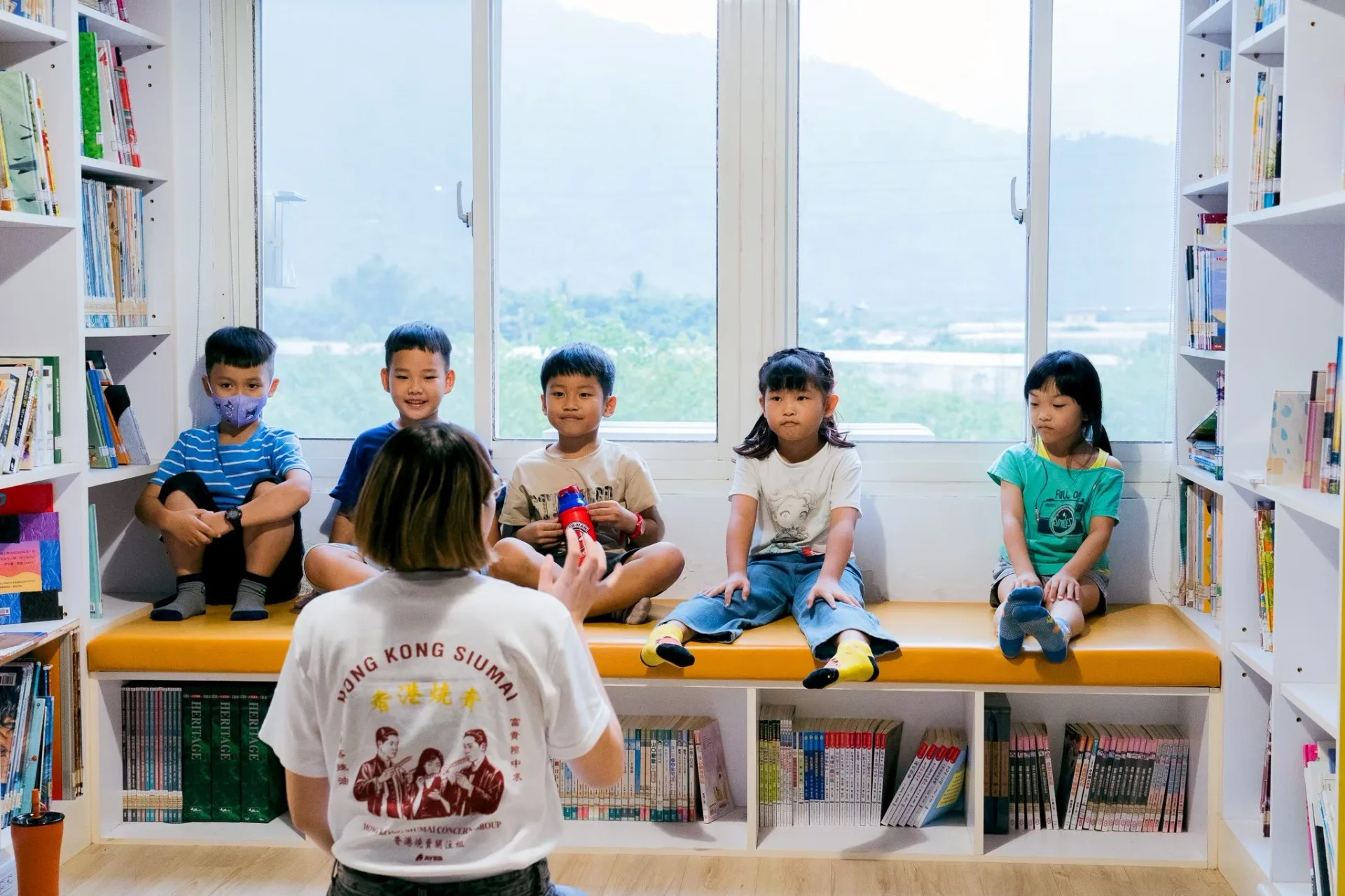 邱淑蟬與新威分校學生討論校園記憶，共創客語歌曲〈青春个位仔〉。蟬聲慢行文化工作坊提供