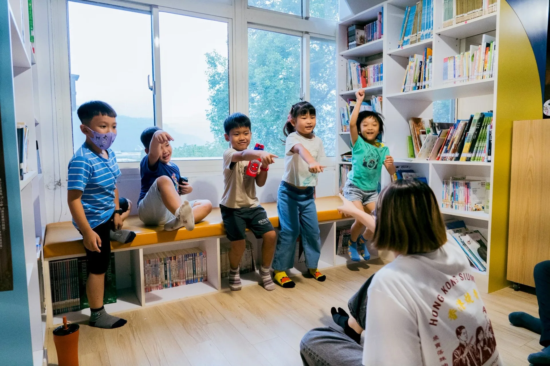 邱淑蟬與新威分校學生共同創作客語歌曲〈青春个位仔〉。蟬聲慢行文化工作坊提供