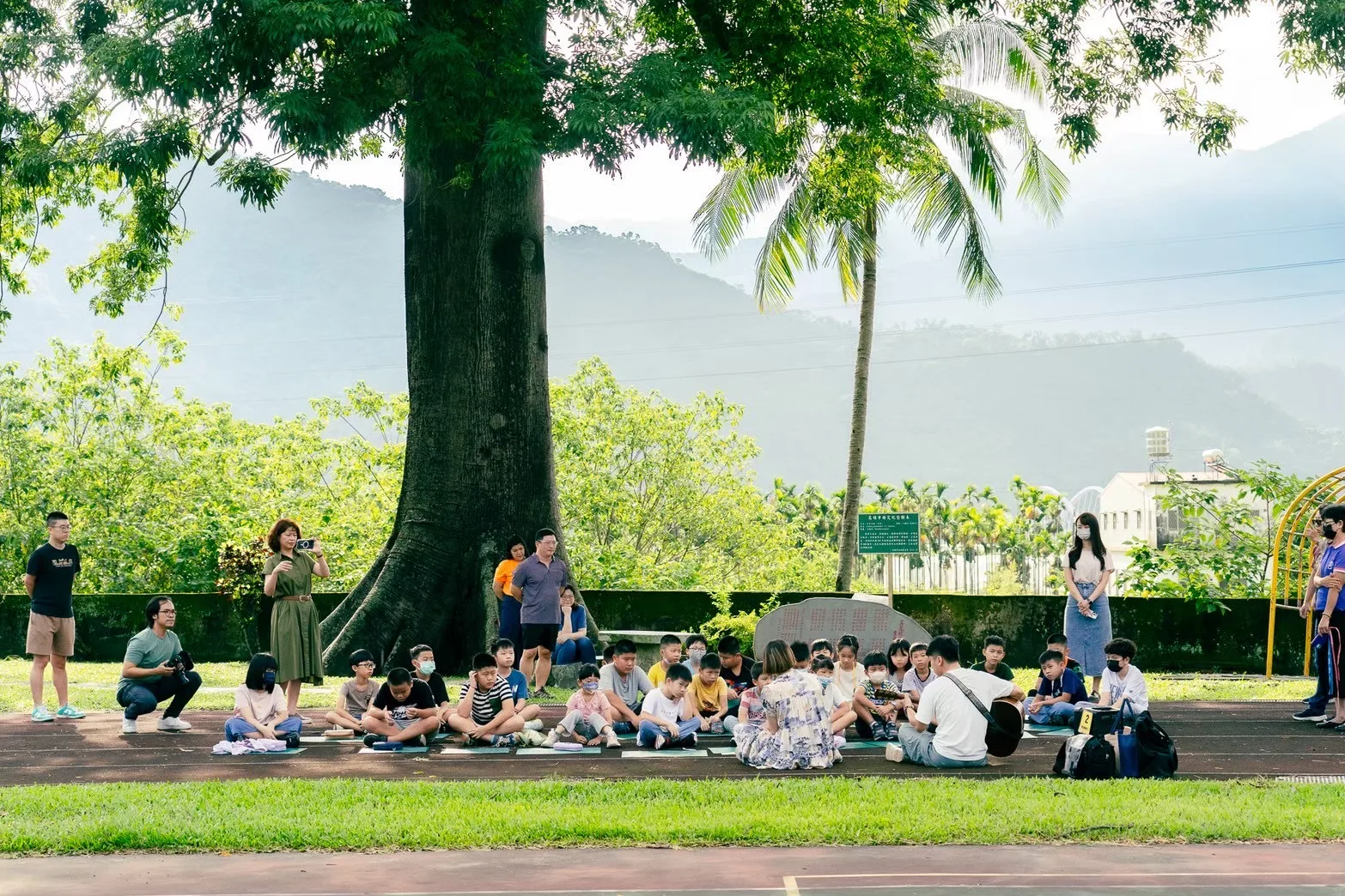 廣興國小新威分校有一顆樹齡超過70年的吉貝木棉樹，這顆樹也是邱淑蟬與學生共創的起點。蟬聲慢行文化工作坊提供
