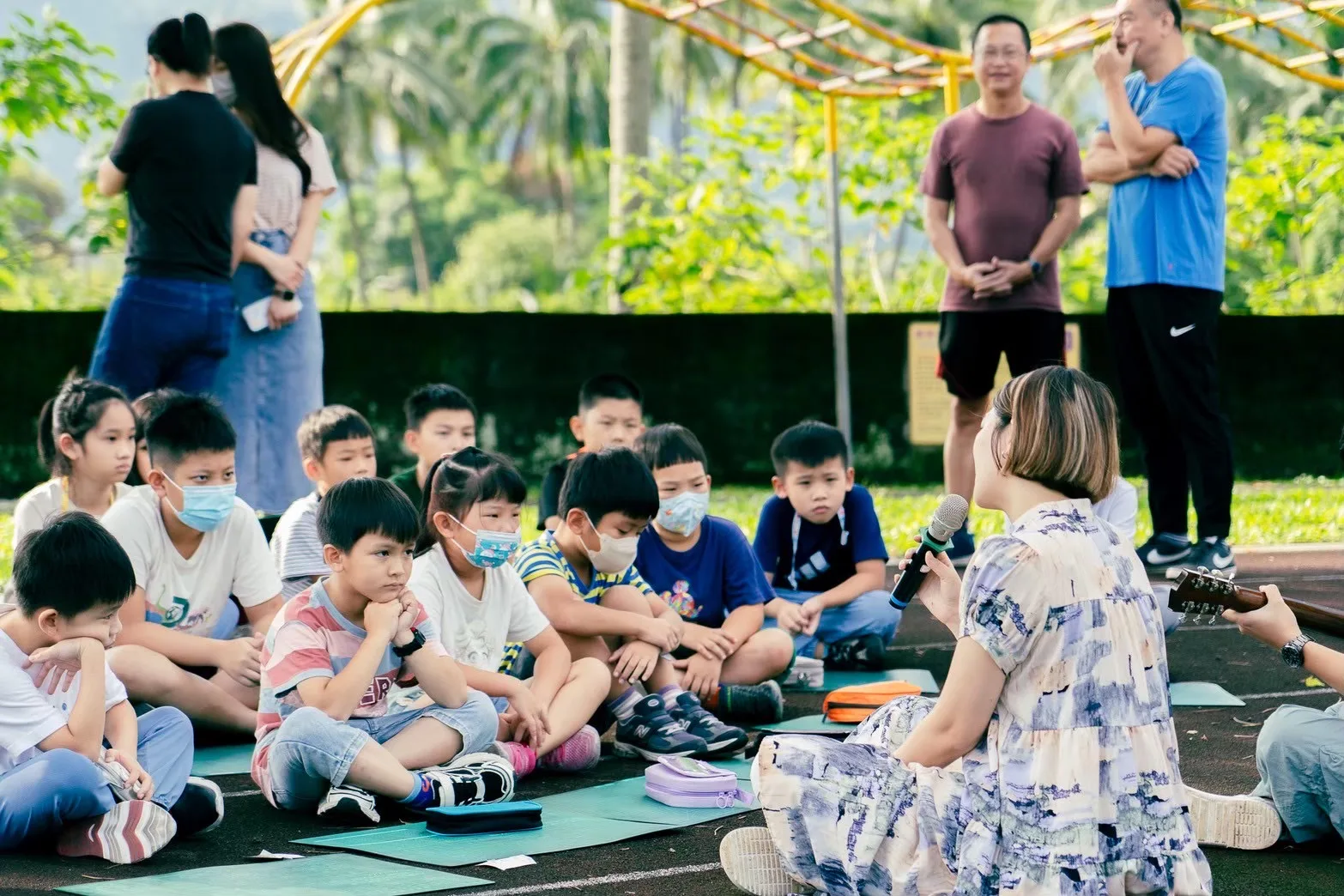 邱淑蟬與新威分校學生共同創作客語歌曲〈青春个位仔〉。蟬聲慢行文化工作坊提供