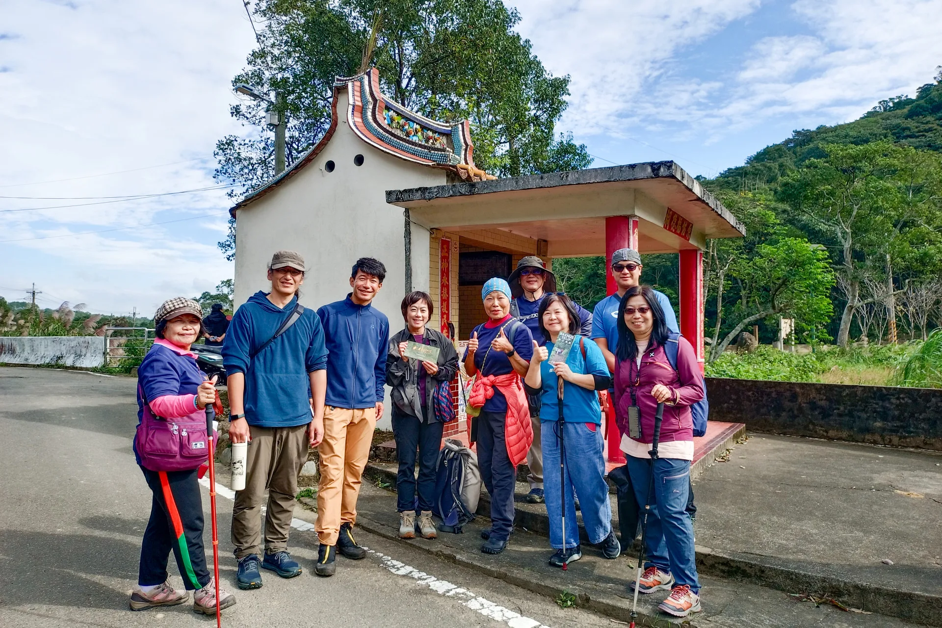 日本登山家花谷泰廣（左三）與台灣千里步道協會走訪龍潭小粗坑古道。台灣千里步道協會提供