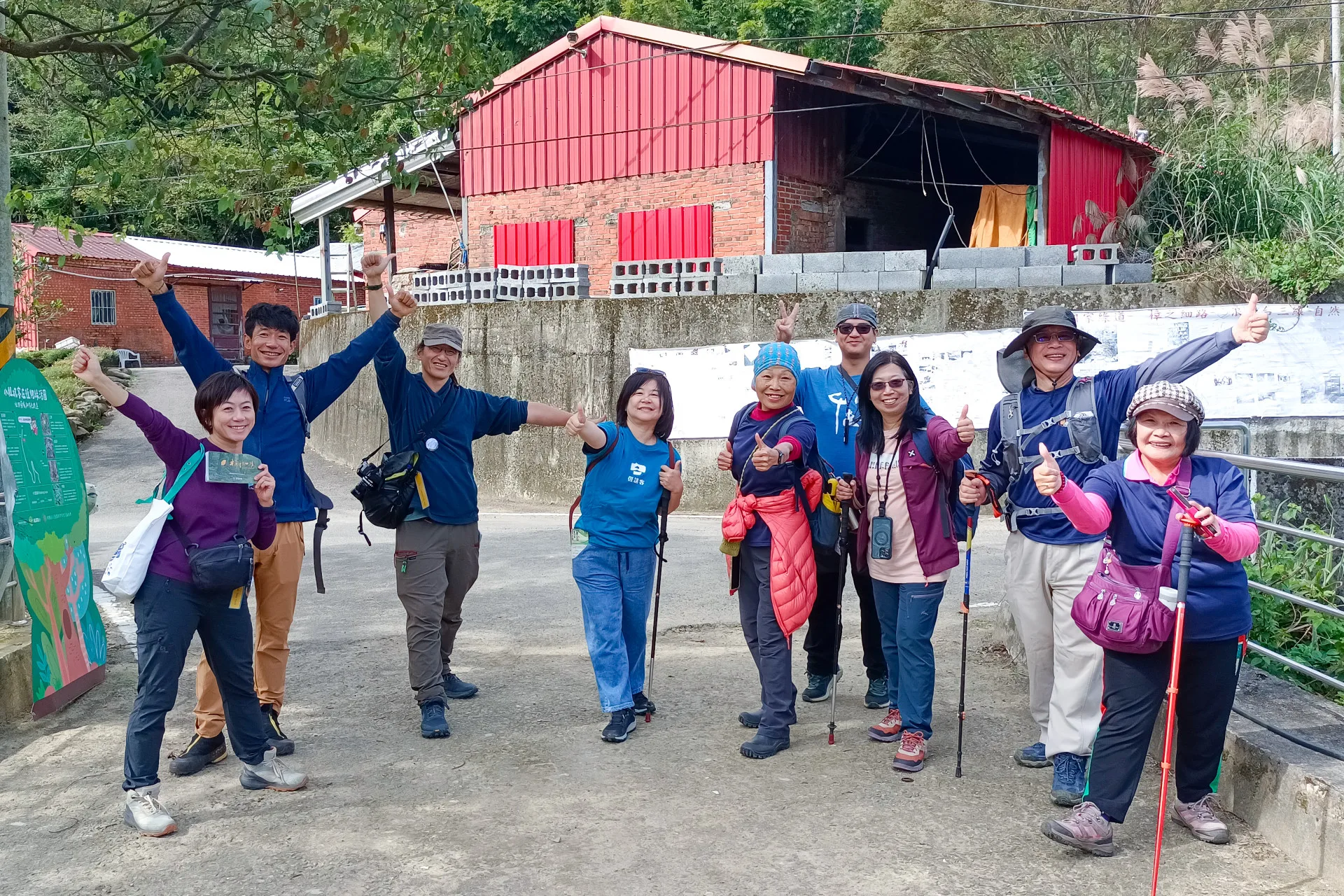 日本登山家花谷泰廣與台灣千里步道協會走訪龍潭小粗坑古道。台灣千里步道協會提供
