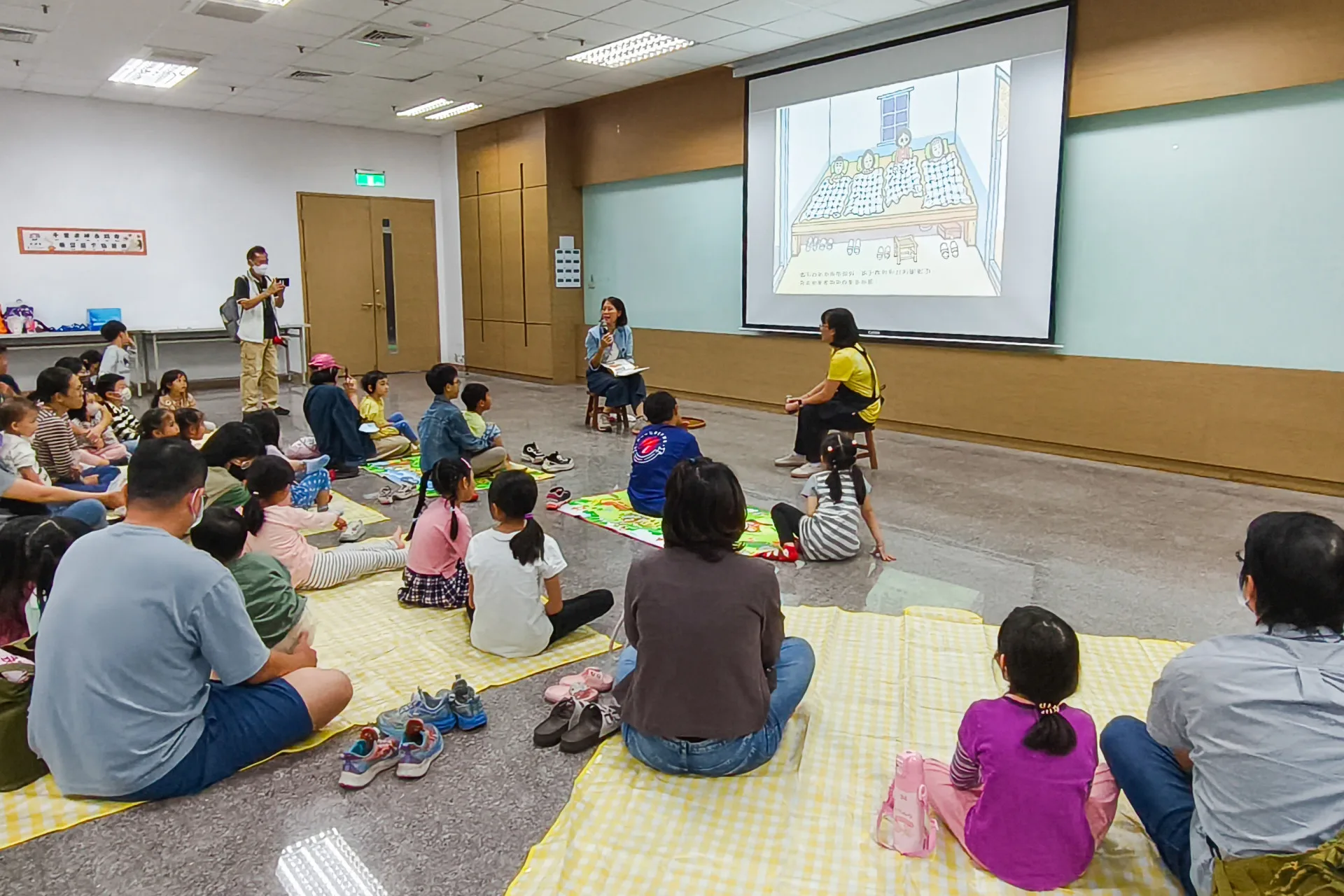 故事志工帶領親子共讀繪本〈阿英的冬至〉。高雄市政府客家事務委員會提供