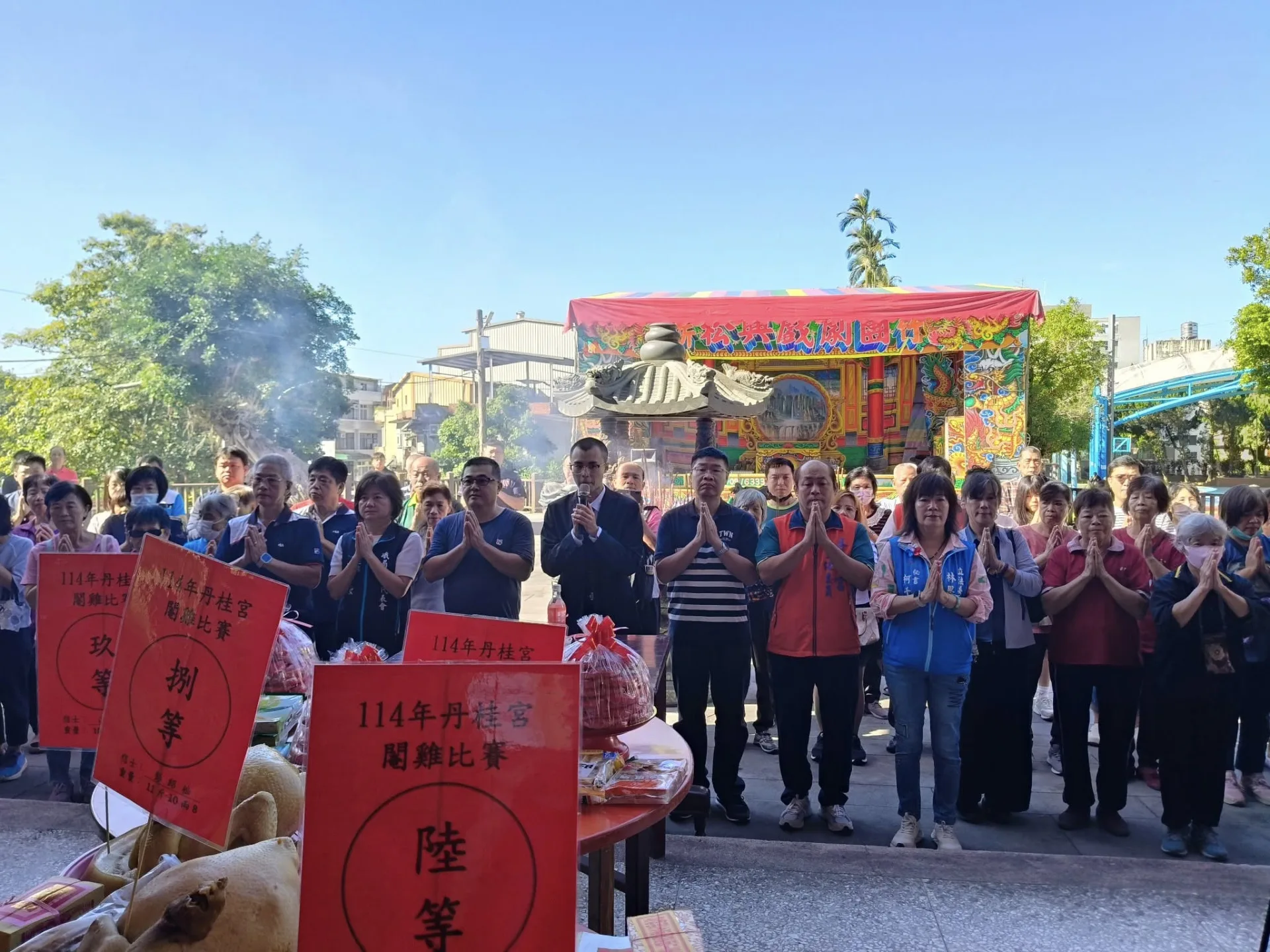 收冬戲,丹桂宮值年爐主與地方人士一同請神。丹桂宮提供