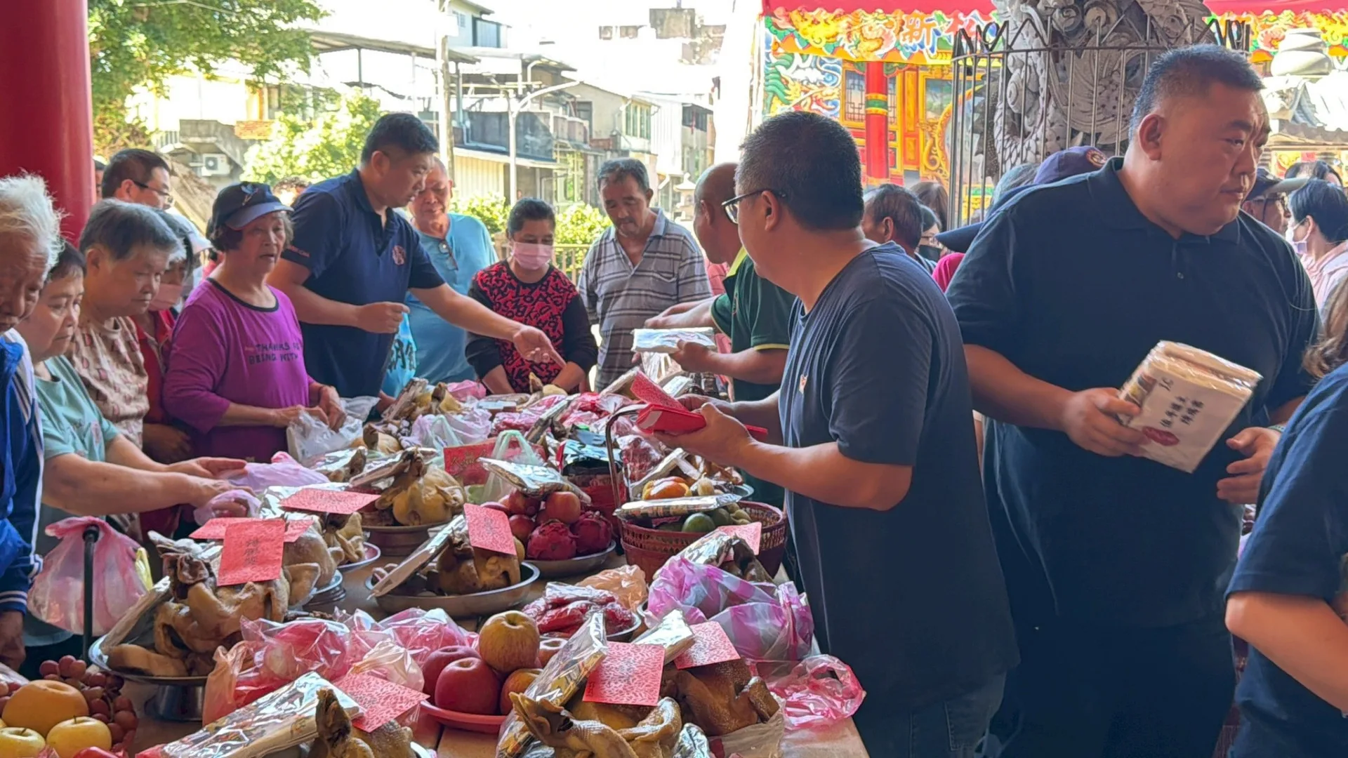 發放牲禮紅包及平安禮。丹桂宮提供