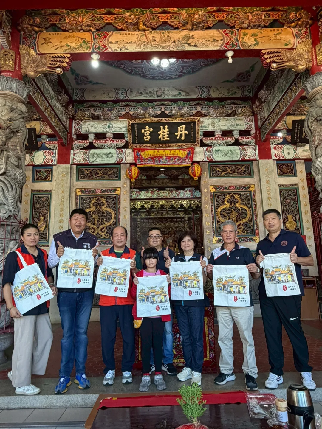 爐主準備的平安禮、彩繪丹桂宮的帆布背袋。丹桂宮提供