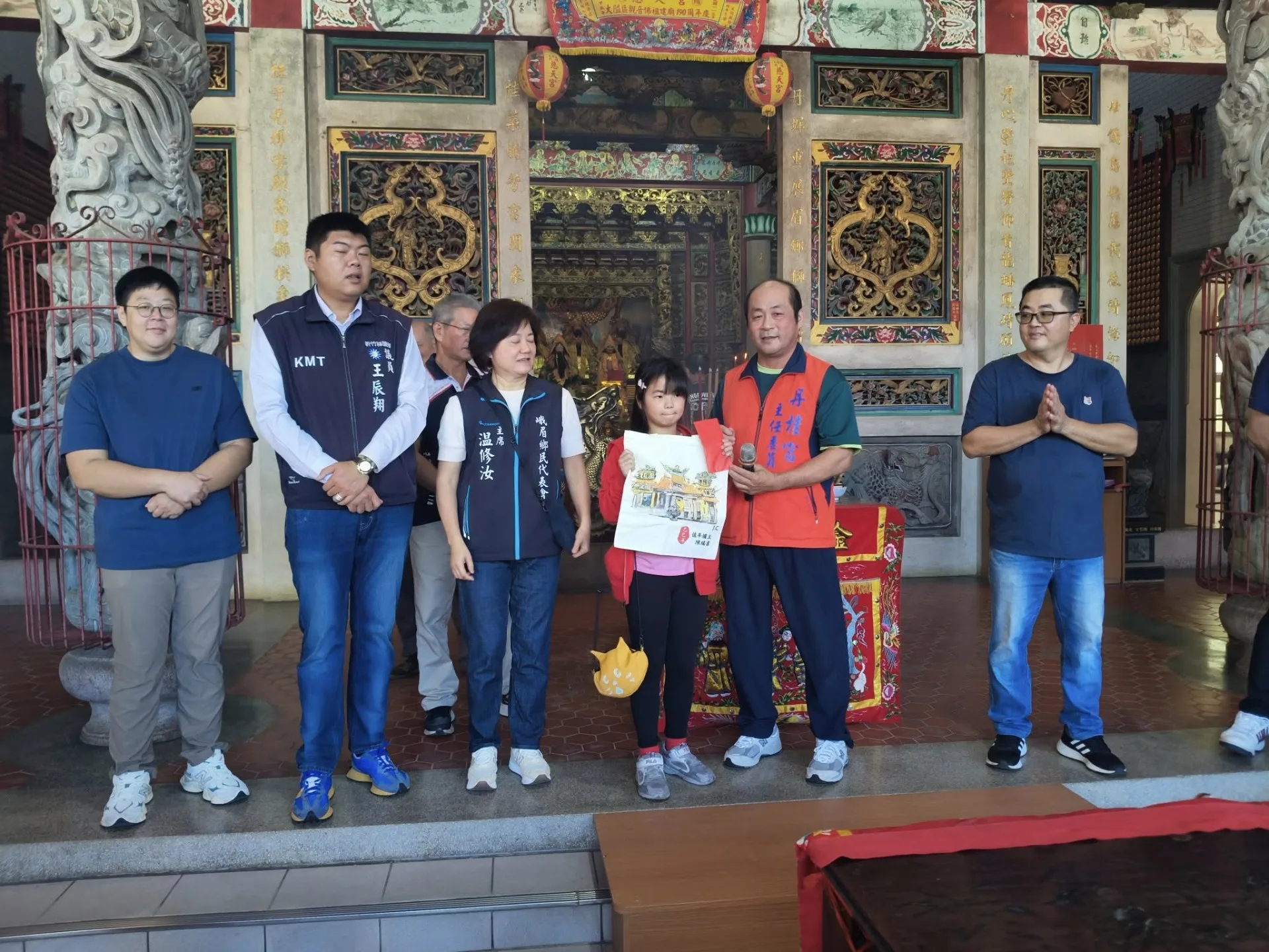 主委鼓勵平安禮小畫家、陳小妹,贈送紅包感謝。,值年爐主用心請女兒彩繪丹桂宮。丹桂宮提供
