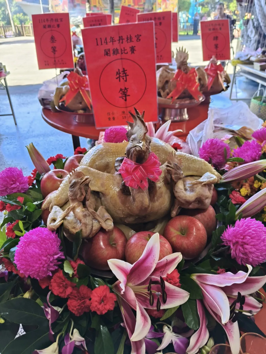 閹雞王、特等獎,由值年爐主陳瑞書獻祭的閹雞以19斤14兩奪下。丹桂宮提供