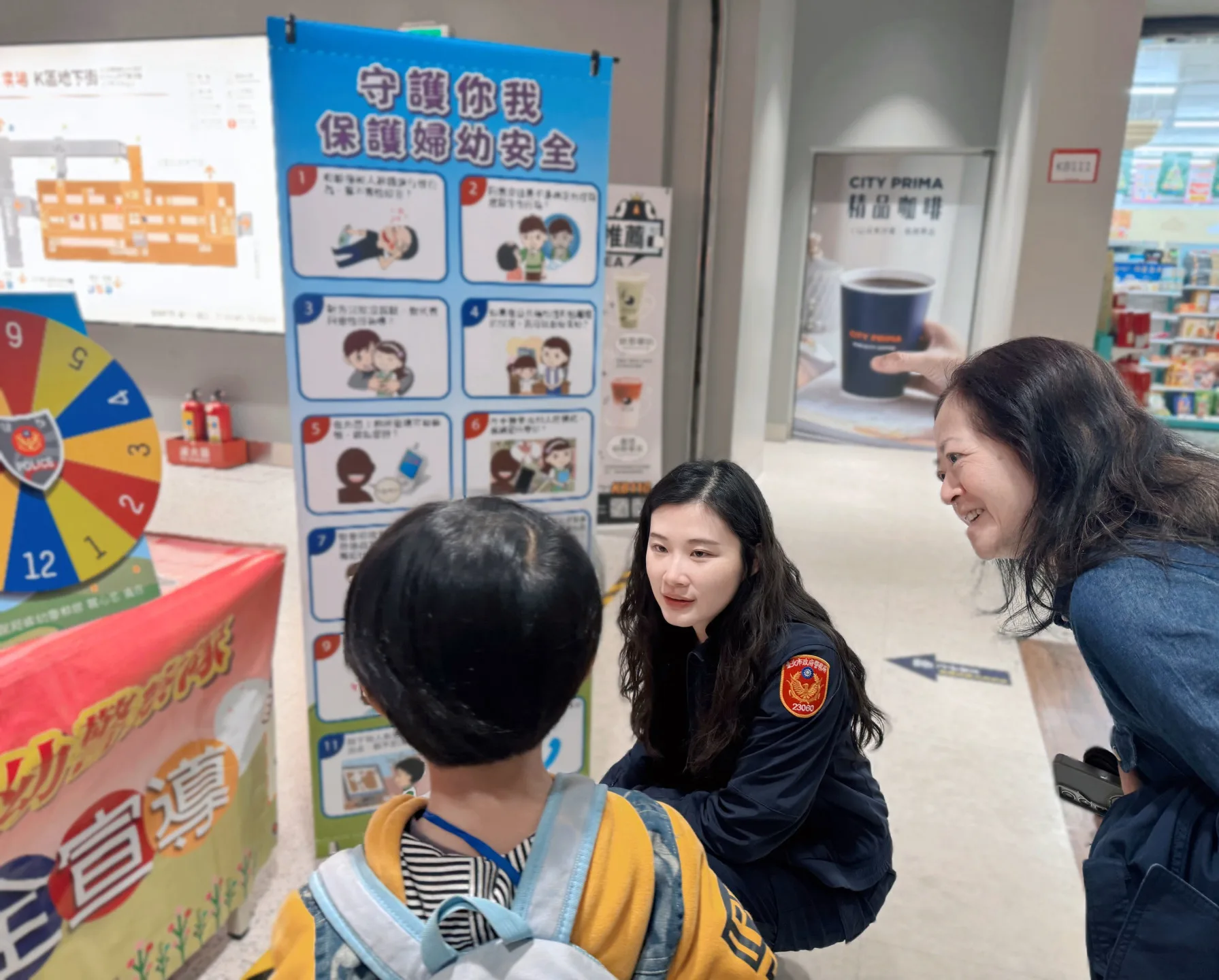 響應11月25日國際婦女防暴日，北市婦幼隊在北車宣導自我保護法。北市府提供