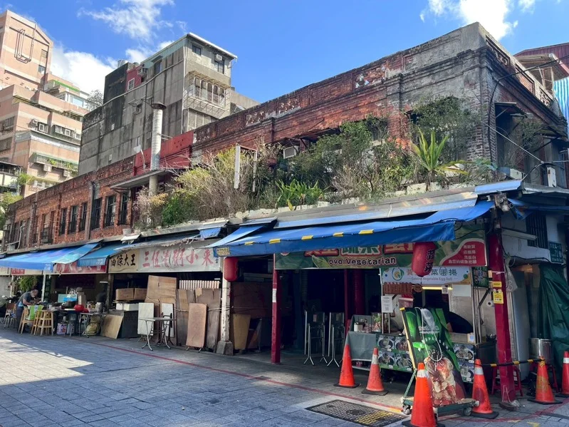 興建於日本大正時代的「艋舺遊廓」建築群列歷史建築,圖為單號側。北市文化局提供