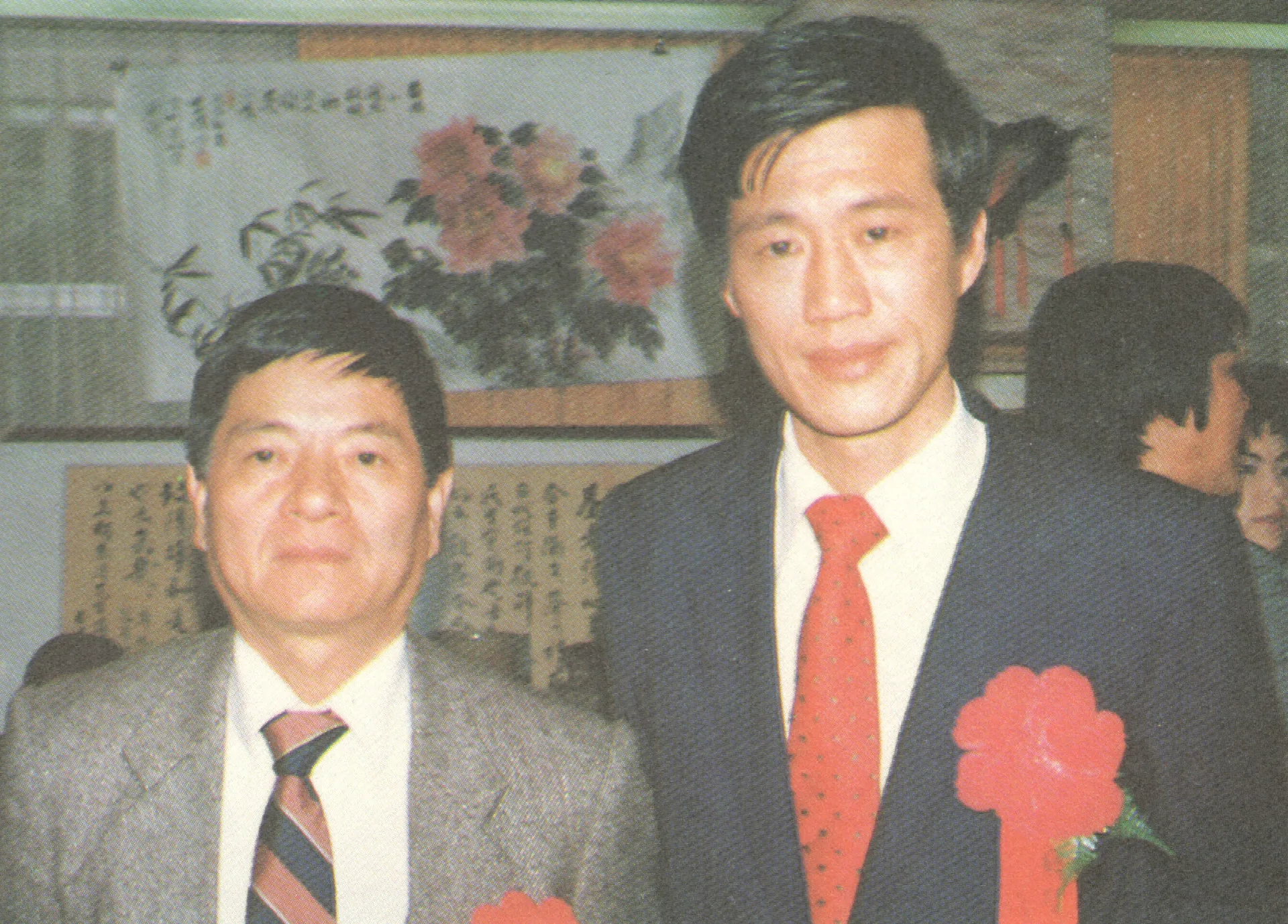 1988年，在台北市中泰賓館參加台北市客家崇正會的會員大會，林一雄（左）與《三台雜誌》社長張致遠（右）合影，他們兩位已經在天上會合了。1988，台北市中泰賓館，楊國鑫攝