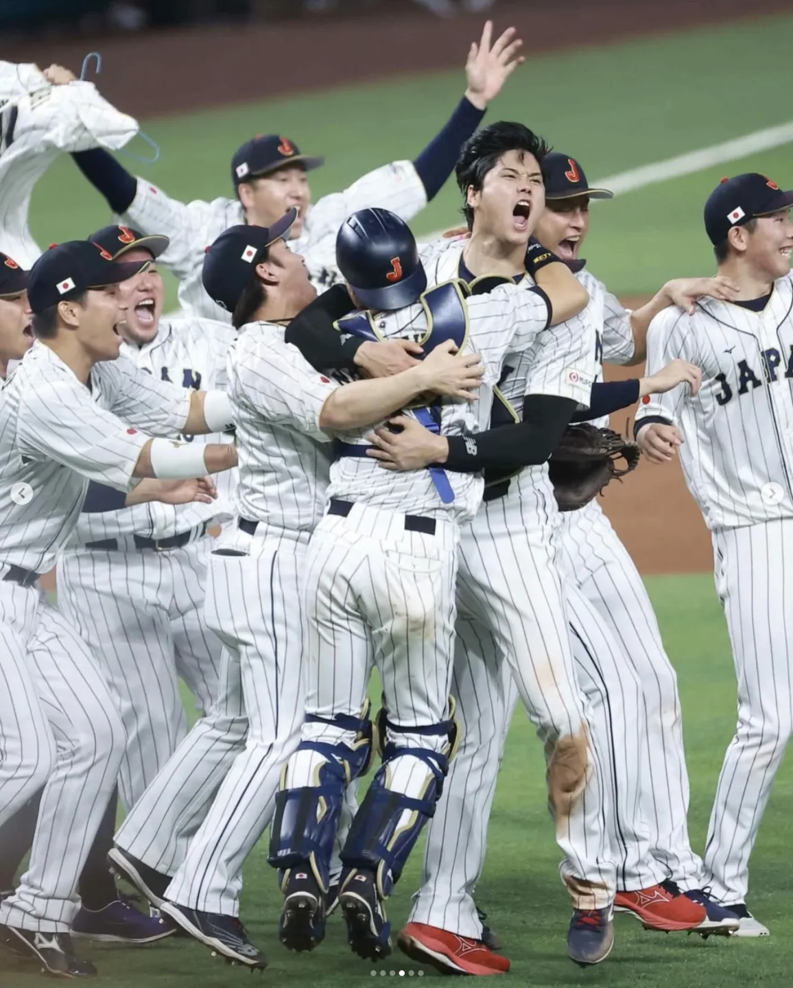 貼文中也附上多張照片，包括上屆經典賽日本隊封王的經典畫面、他披著日本國旗的身影與投球時的英姿。翻攝自 Shohei Ohtani IG