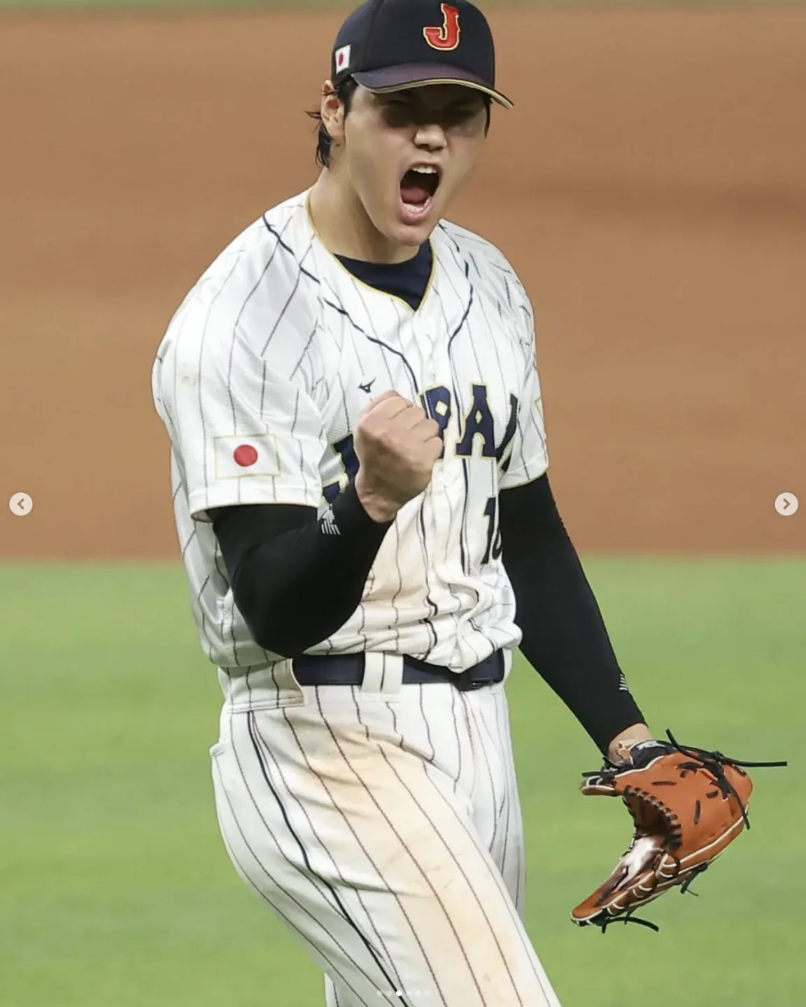 貼文中也附上多張照片，包括上屆經典賽日本隊封王的經典畫面、他披著日本國旗的身影與投球時的英姿。翻攝自 Shohei Ohtani IG