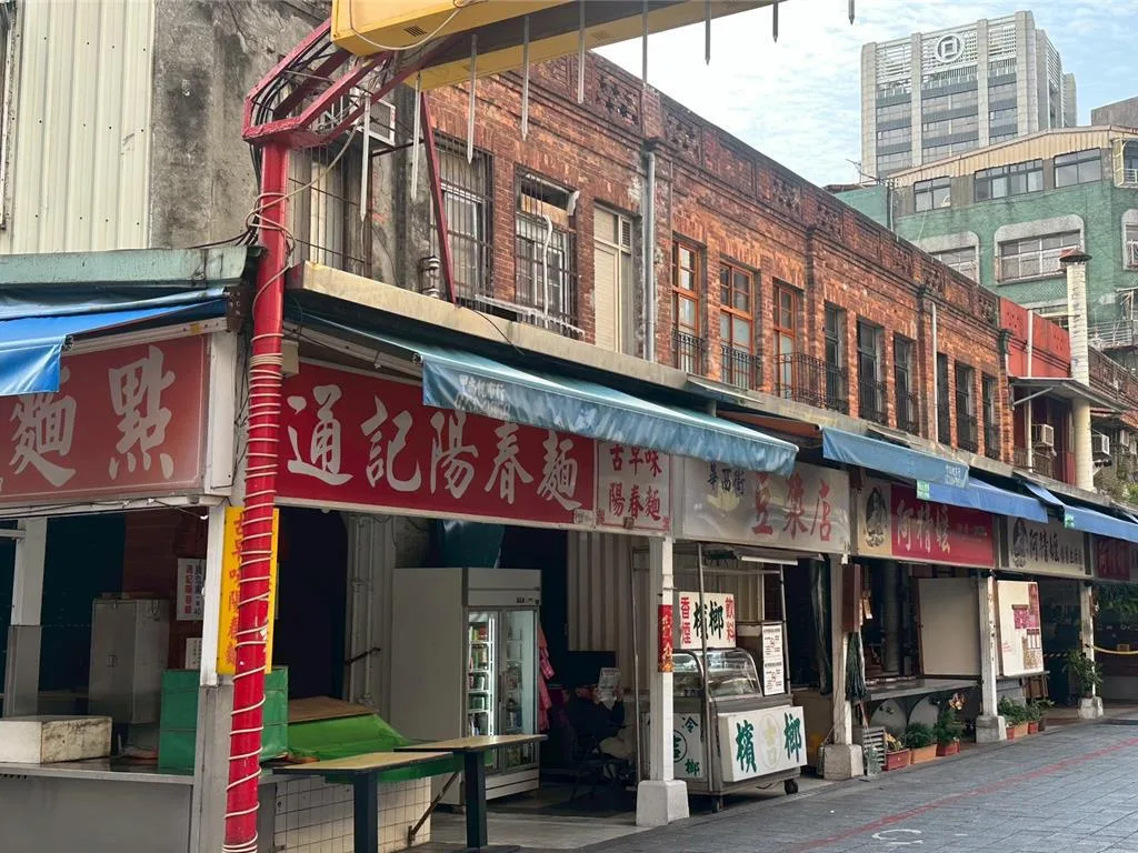 台北市萬華區華西街2側屬「艋舺遊廓」內建物,圓拱騎樓配有磚造托斯坎柱式圓柱,是現今少見的建築風貌。北市文化局提供