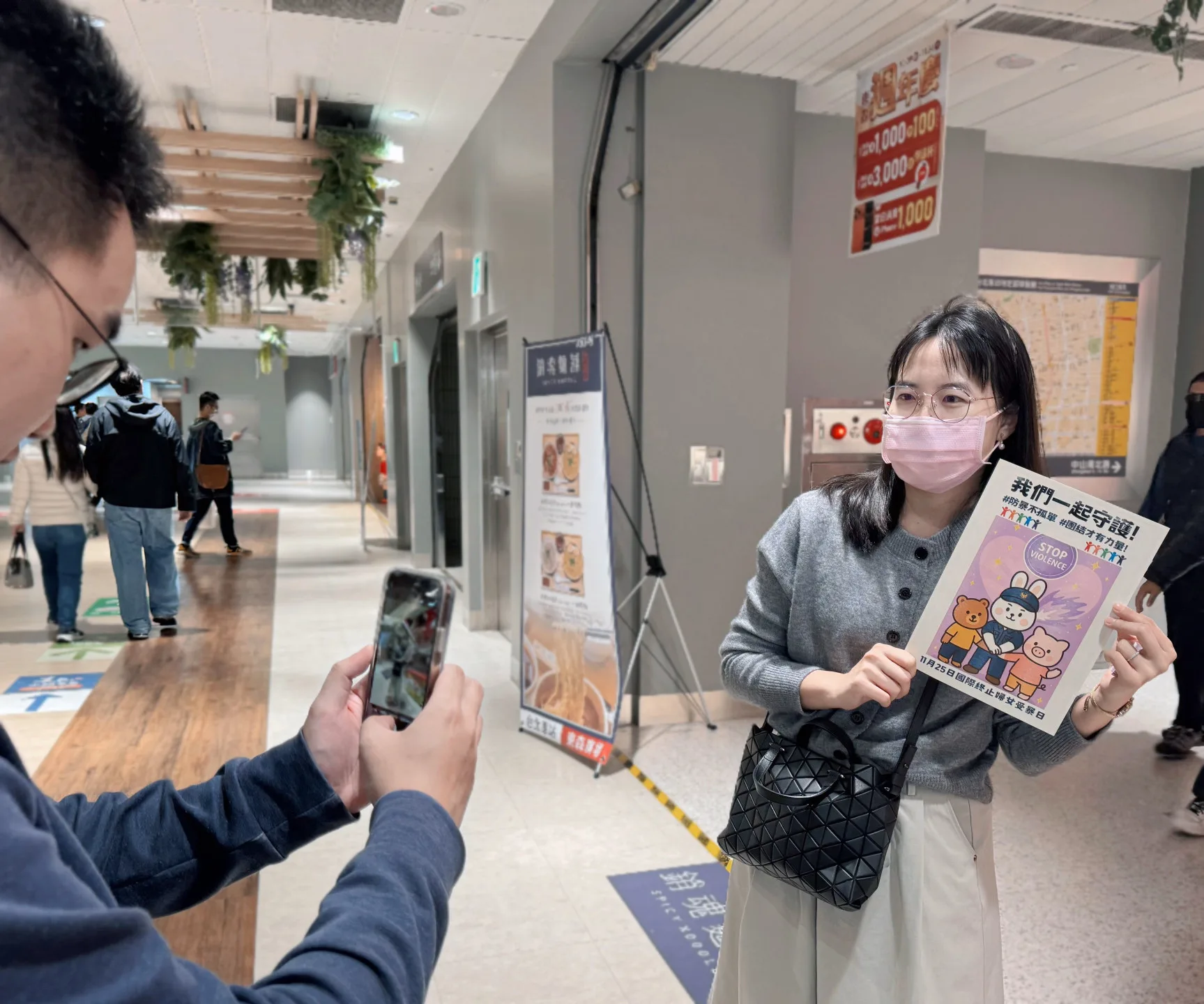 響應11月25日國際婦女防暴日，北市婦幼隊在北車宣導自我保護法。北市府提供