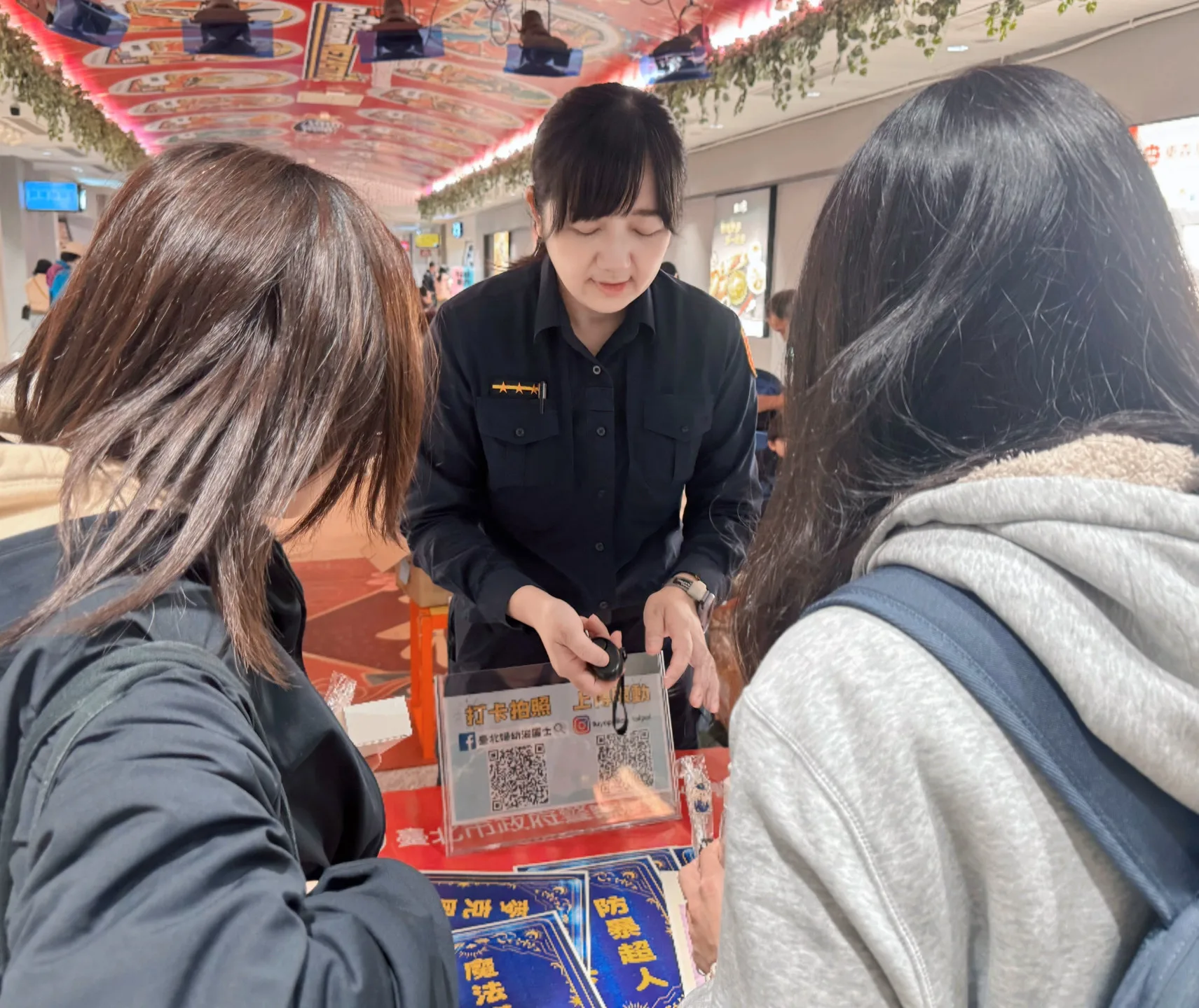 響應11月25日國際婦女防暴日，北市婦幼隊在北車宣導自我保護法。北市府提供