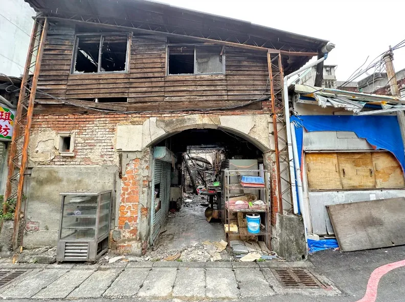 台北市萬華區華西街兩側街廓建物,圖為遭燒毀的雙號側。北市文化局提供