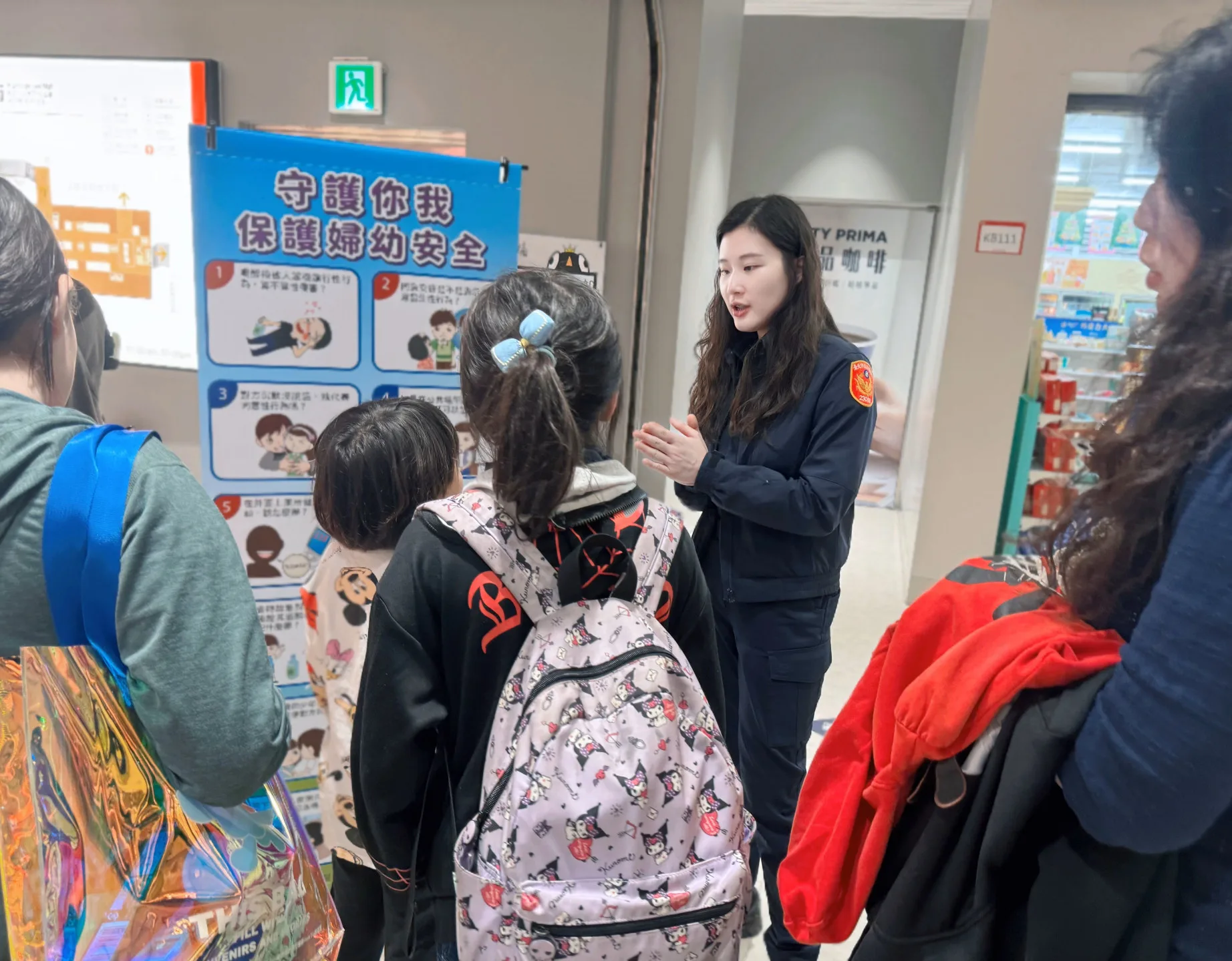 響應11月25日國際婦女防暴日，北市婦幼隊在北車宣導自我保護法。北市府提供