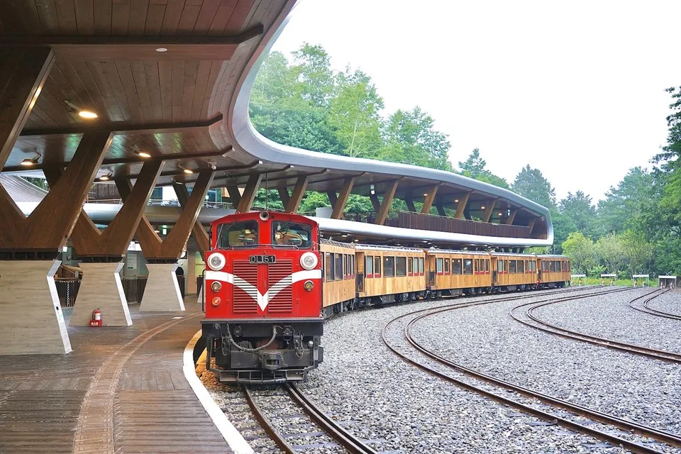 阿里山林鐵祭出指定區域消費滿499元機會抽到價值16000元遊程。觀光署提供