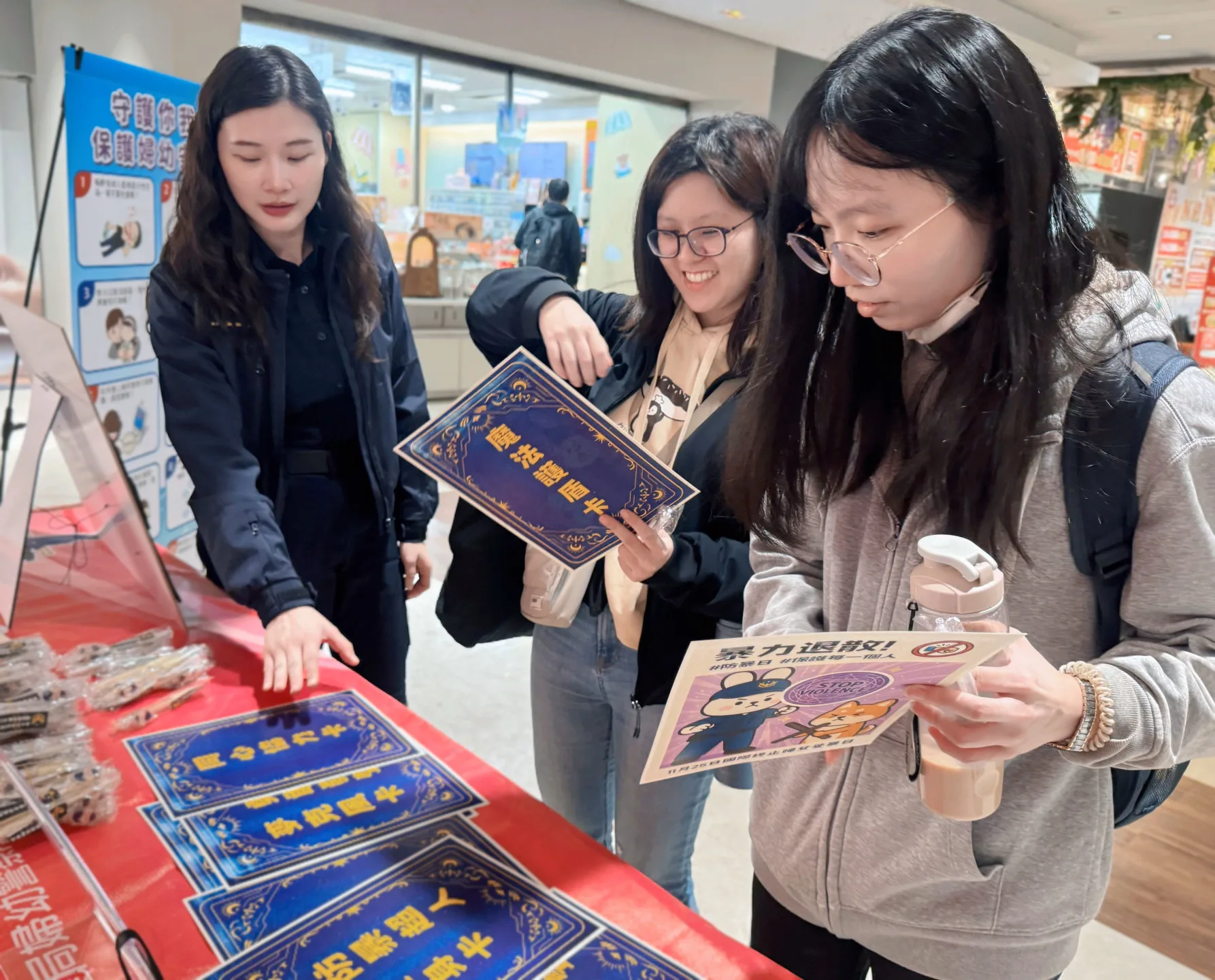 響應11月25日國際婦女防暴日，北市婦幼隊在北車宣導自我保護法。北市府提供