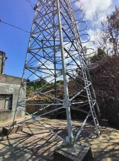 苗栗白沙派出所重建，高12公尺電信塔拍賣，起標價5000元。苗栗警察局提供