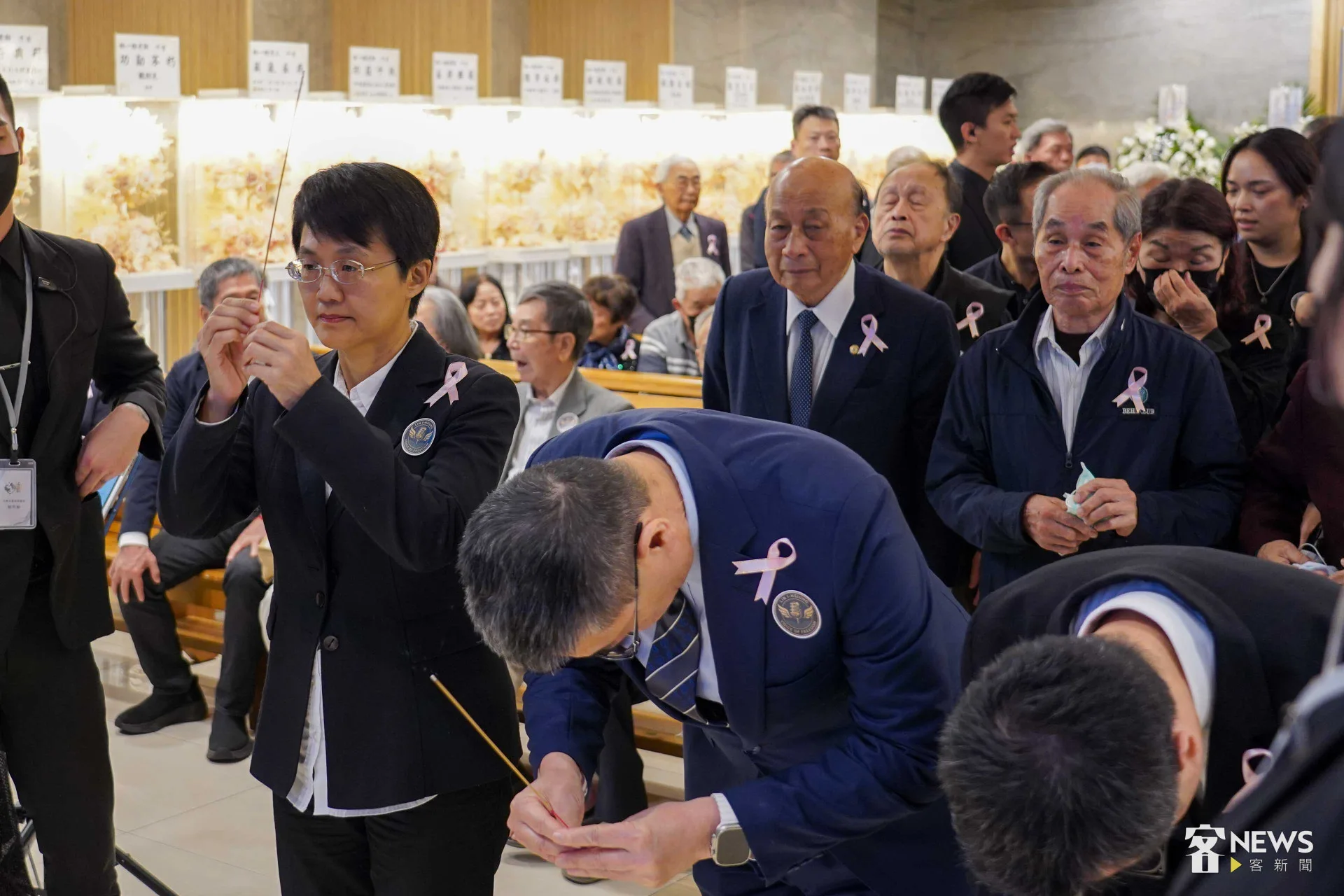 古秀妃、徐國勇與羅文嘉上香致意。李台源攝