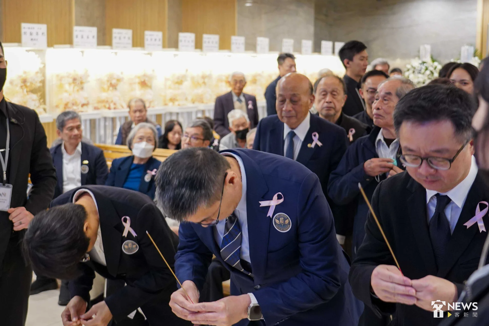 古秀妃、徐國勇與羅文嘉上香致意。李台源攝