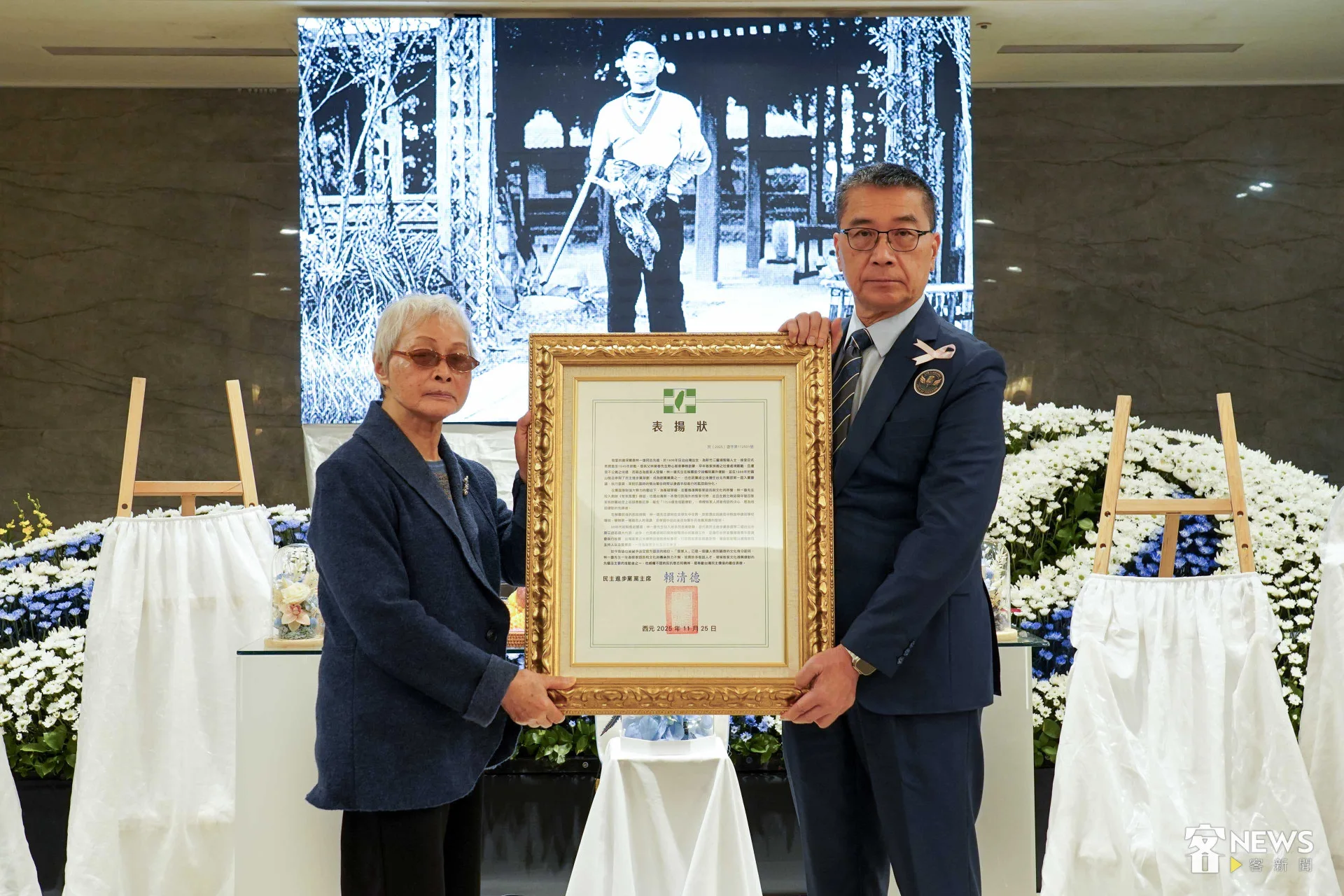 民進黨祕書長徐國勇代表黨主席賴清德頒發表揚狀。李台源攝