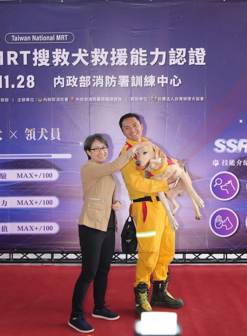 蕭美琴逗趣地說，雖然大家稱她是「貓派」，但20年前任立法委員時，自己在國會推動軍犬退役後認養制度。消防署提供