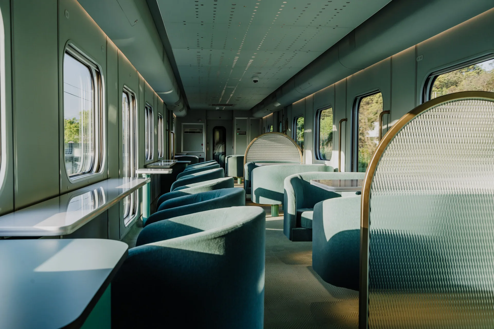 臺鐵海風號與山嵐號觀光列車,榮獲2025金點設計大獎。臺鐵提供