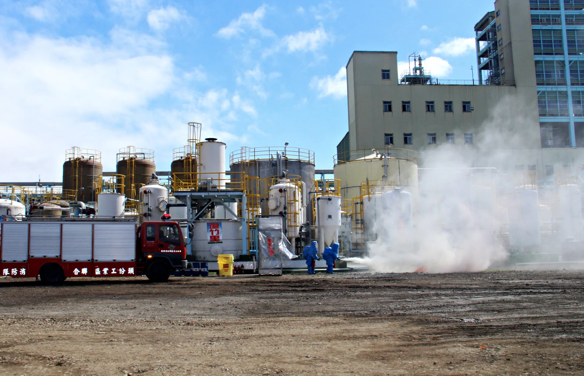 議員徐功凡提到中石化頭份廠近期宣布,己內醯胺(CPL)二線與尼龍粒工廠停產除役。圖為中石化頭份廠舉辦災害應變演練。苗栗縣政府提供