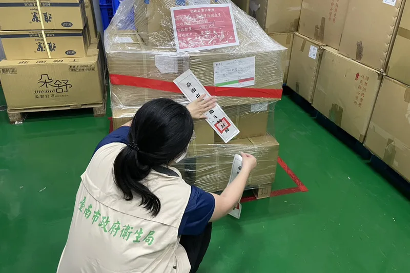 衛生福利部食品藥物管理署24日公布「亦鴻企業有限公司」進口紅色複方原料3批含化粧品禁用色素蘇丹4號,台南市政府衛生局稽查相關業者封存產品。台南市衛生局提供