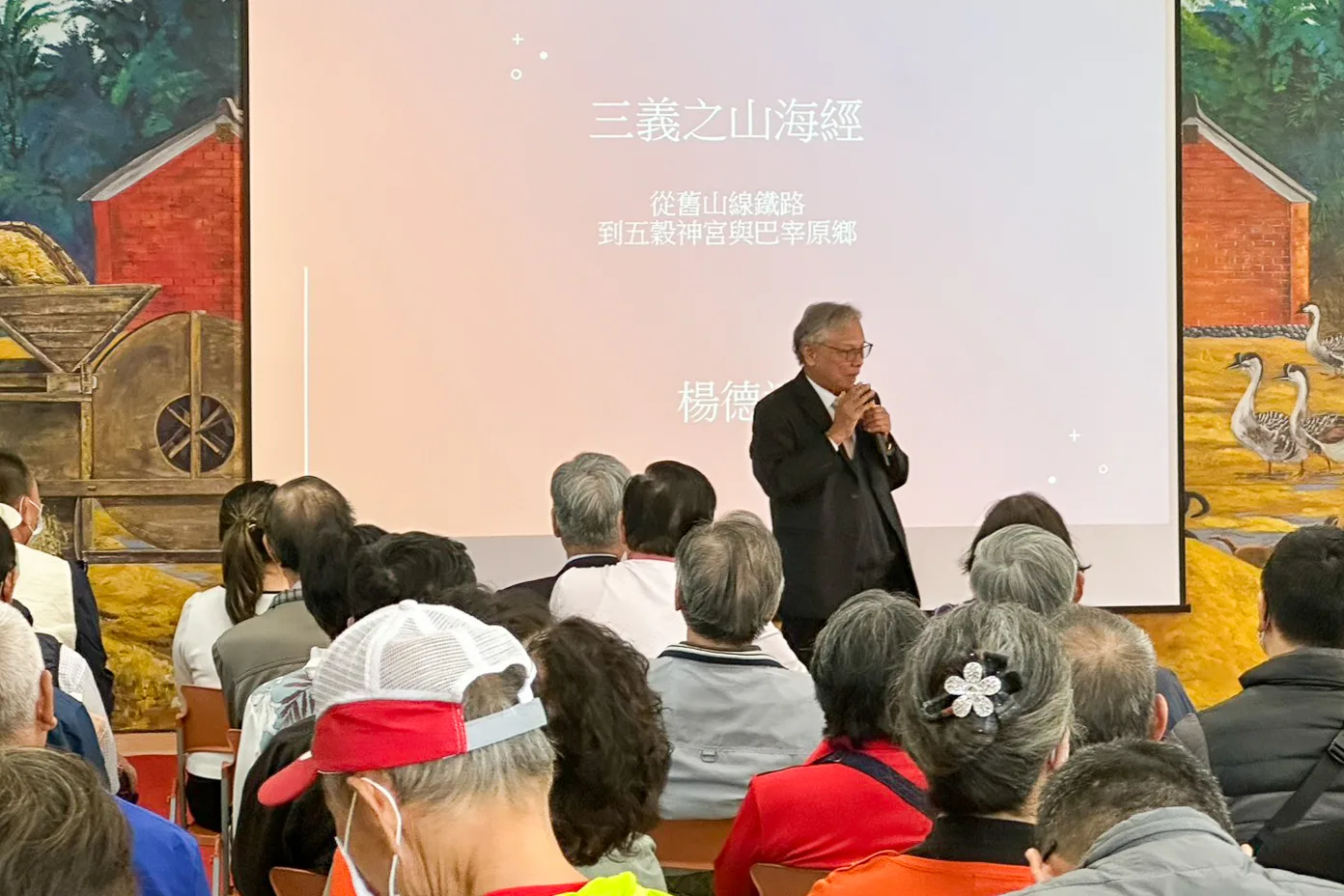 楊德遠介紹新書《從舊山線鐵路到五穀神宮與巴宰原鄉》。三義鄉立圖書館提供