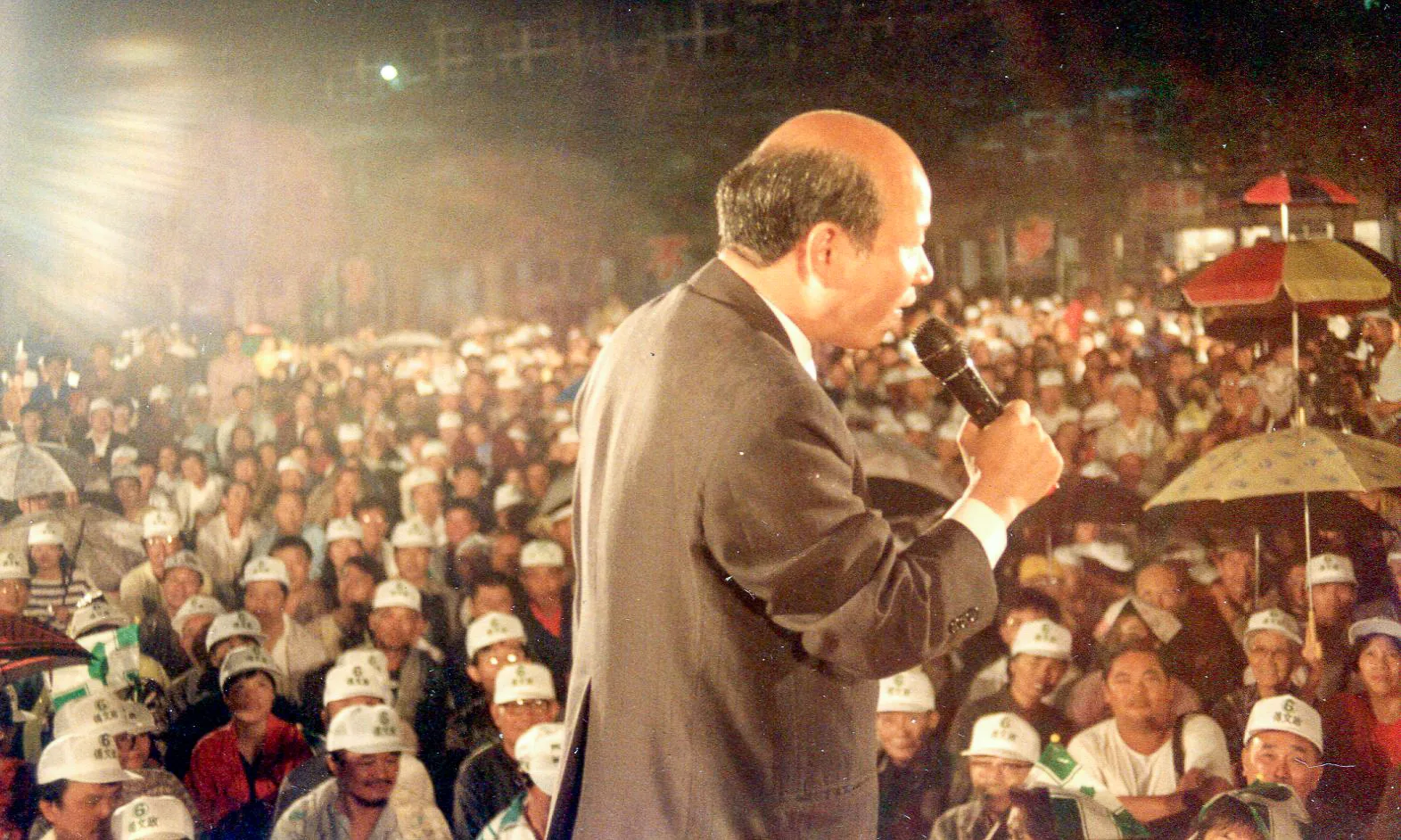 許信良擅於打選戰,充滿謀略,圖為他下鄉輔選賣力助講的神情。何來美攝