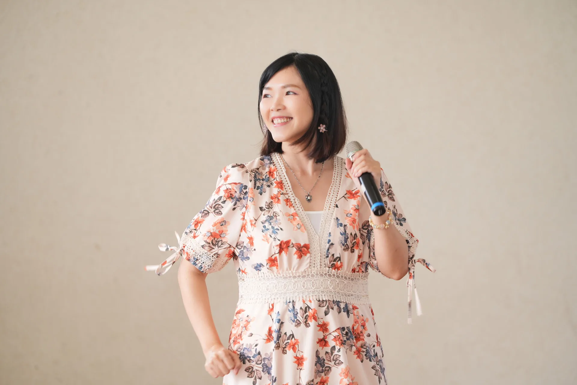 火焰蟲主唱利眉瑩和孩子們展現原創客語歌曲〈捉迷藏〉。火焰蟲樂團提供