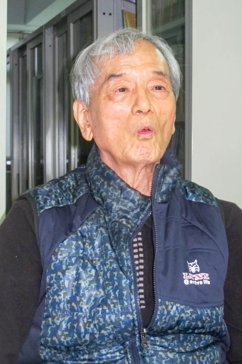 許介鱗初中與魏廷朝同窗,新竹師範與李喬同學,後考進台大政治系,並留學東京大學獲政治學博士,曾任台大法學院院長,著有《台灣史記》等書,魏廷朝第三度出獄後,他照顧良多,並推荐魏廷朝撰《台灣人權報告書(1949–1996)。何來美攝