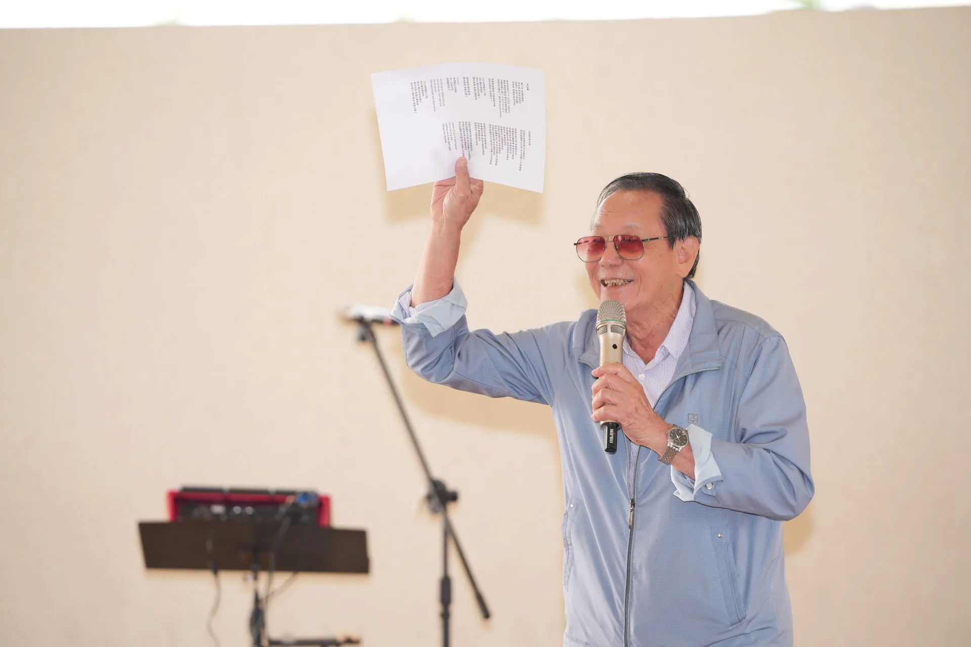 客家委員會委員劉仕彩到場觀禮，並對孩子們的創作給予高度肯定。火焰蟲樂團提供