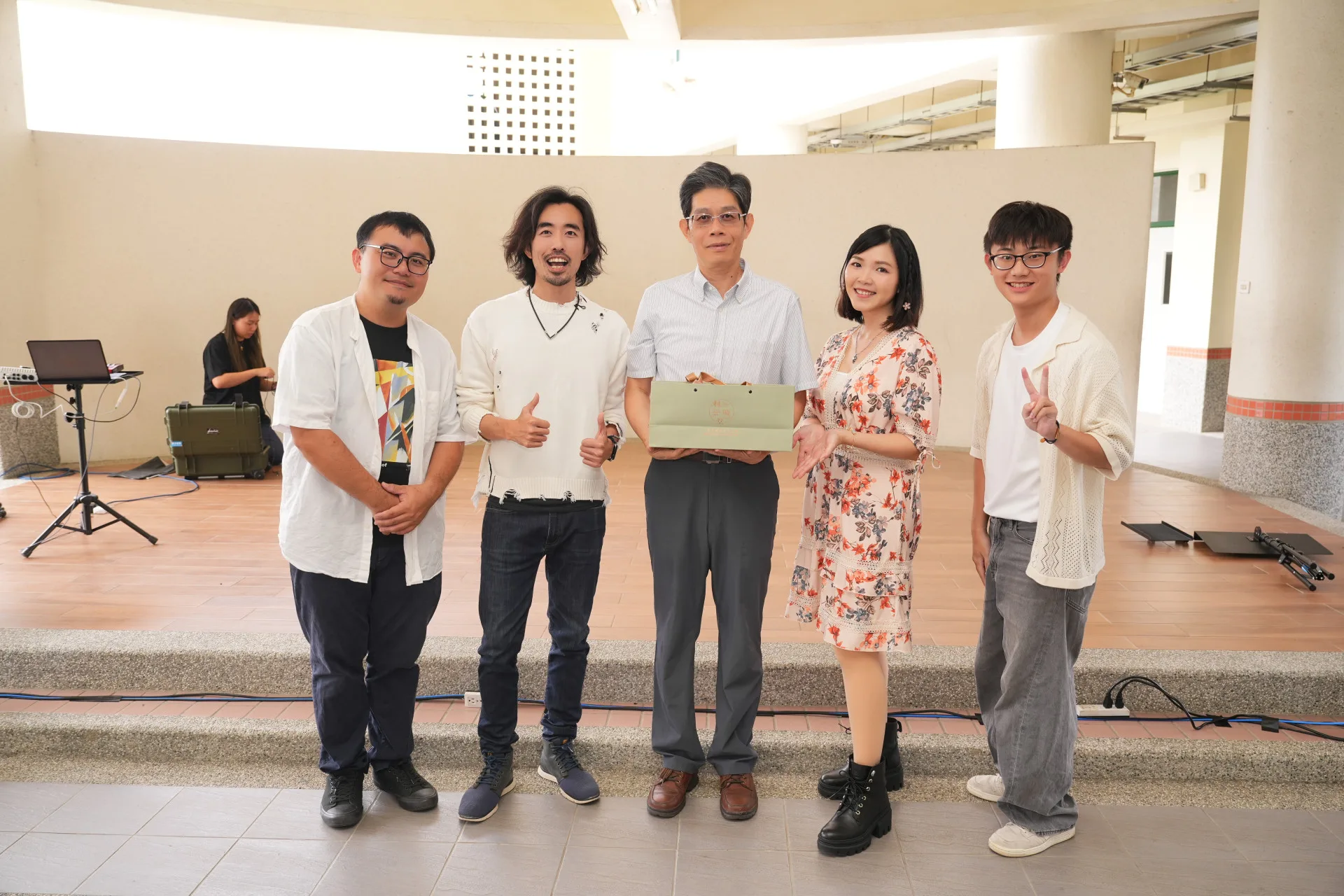 東勢國小校長盧政吉與客家電音樂團火焰蟲與嵐天樂集合影。火焰蟲樂團提供