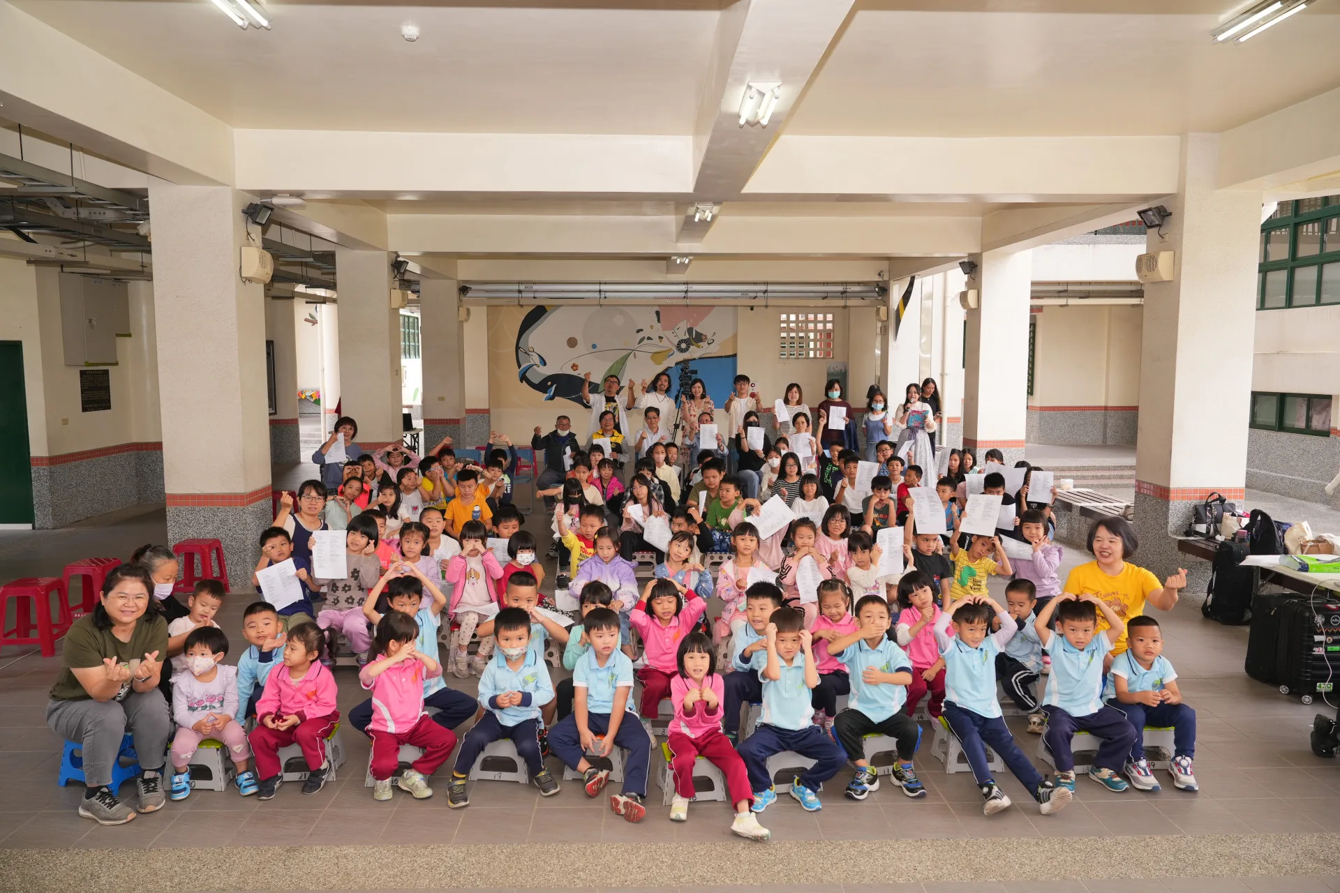 客家電音樂團火焰蟲與嵐天樂集共同推動的「共下唱出來－與東勢國小共創客家語歌」計畫，昨（26）日上午於屏東東勢國小舉行成果發表會。火焰蟲樂團提供