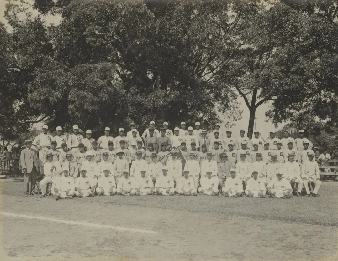 1916年10月17至31日，舉行第三屆南部野球大會，本照片為頒獎典禮後參賽球隊拍攝的紀念照，第2排左起第八名為會長枝德二，第3排隊服上有英文「TAITO」者為冠軍隊臺灣製糖隊，左起第十名手上拿著優勝旗幟。國家攝影文化中心提供