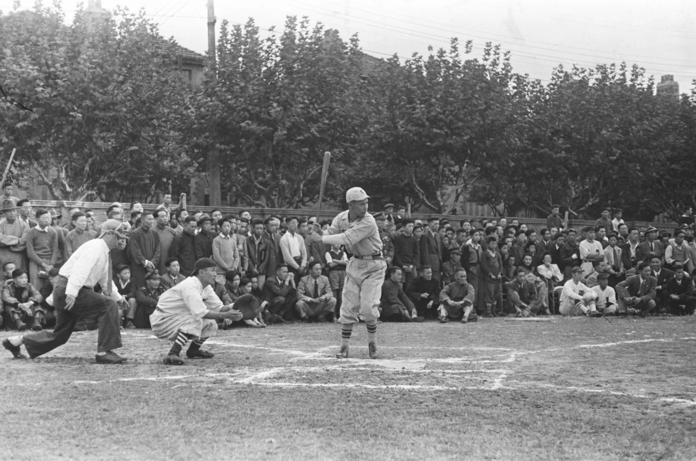 1945年到1960年代之間，台灣棒球運動熱絡，此時期有許多棒球隊伍成立，如石炭隊、臺電隊、合庫棒球隊、糖廠棒球隊、鐵路局棒球隊、鐵路局棒球隊、臺灣省菸酒公賣局棒球隊、大涼隊、天香味寶隊、三軍棒球隊等。其中，石炭隊是全台最強的球隊，當年只要是北市對外的比賽幾乎都由石炭隊代表。此張照片呈現石炭隊與上海震東隊友誼賽的比賽現場。攝影家吳紹同1947年作品。國家攝影文化中心提供