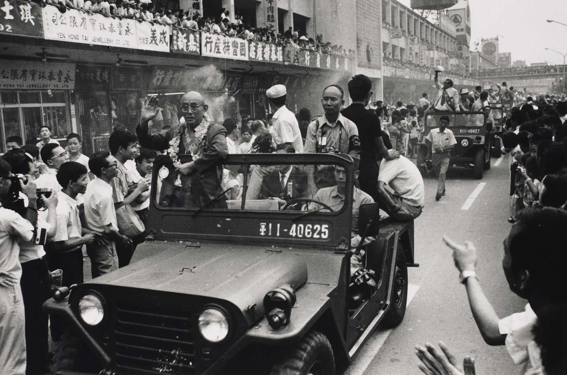 〈少棒之父謝國城〉 攝影家翁庭華作品，1971年。在1971年9月的媒體報導上可以看見「勇奪世界少棒冠軍巨人少棒隊的小國手凱旋返國」等字眼，在當時全民瘋棒球的年代，棒球選手們返國受到英雄式歡迎。在這張影像中，攝影家翁庭華拍攝了當時少棒的重要推手謝國城（1912-1980）。國家攝影文化中心提供