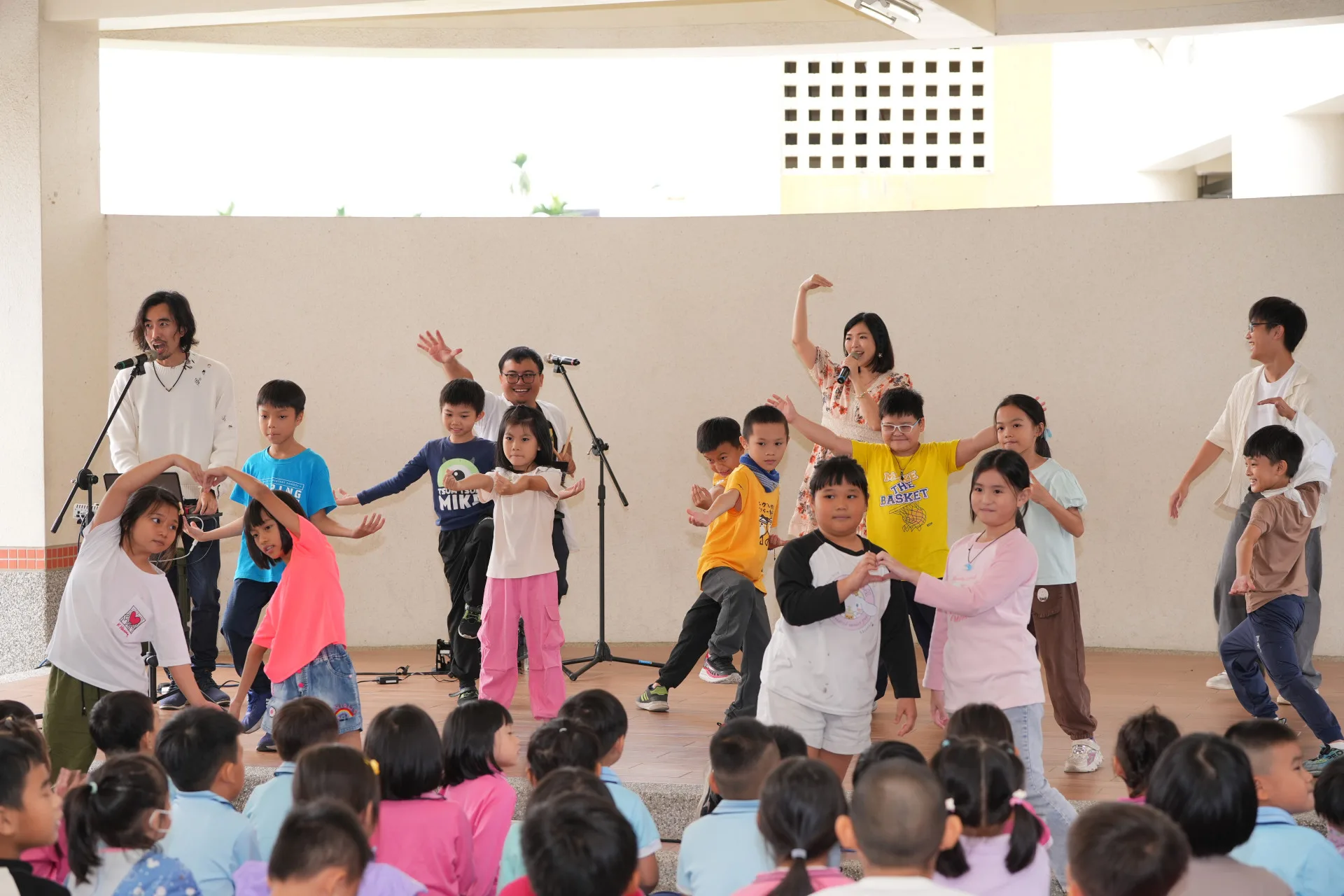 「換你們了，1 2 3 你們躲好了嗎？4 5 6 躲在哪裡呢？」發表會上，孩子們展現原創客語歌曲〈捉迷藏〉，搭配活潑可愛的舞蹈動作，贏得在場師生與貴賓滿堂掌聲。火焰蟲樂團提供
