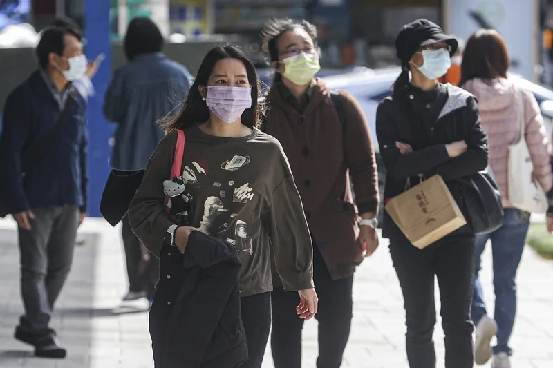 環境部表示，東北風可能挾帶境外污染物影響台灣及離島，提醒民眾在戶外減少劇烈活動，配戴口罩防護。圖為台北市中正區26日有民眾戴口罩在戶外通勤。中央社