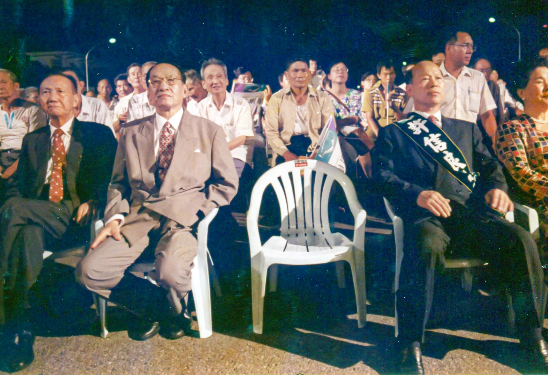 首屆總統直選民進黨黨內提名,第二階段的公民投票由彭明敏(左二)、許信良(右二)競逐,在造勢場合彭明敏獲客家籍前新竹縣長林保仁(左一)支持,許信良則獲閩南籍前高雄縣長余陳月瑛(右一)相挺。廖志坤遺作