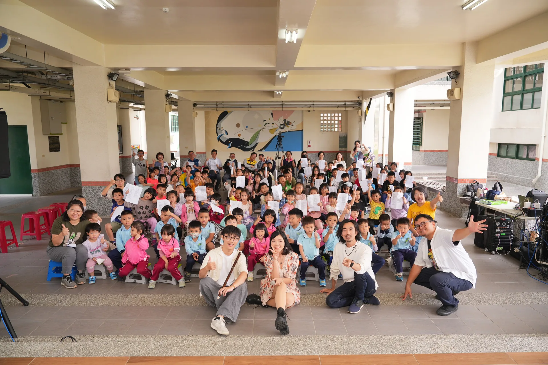 客家電音樂團火焰蟲與嵐天樂集共同推動的「共下唱出來－與東勢國小共創客家語歌」計畫，昨（26）日上午於屏東東勢國小舉行成果發表會。火焰蟲樂團提供