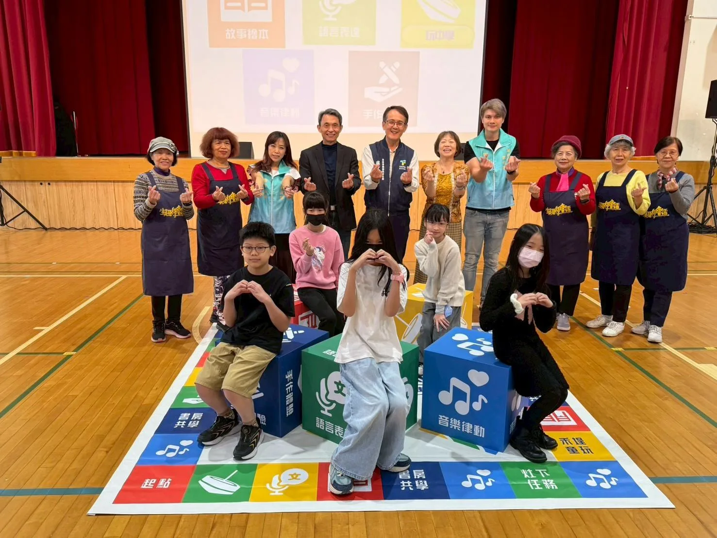 「客家文化到校」成果記者會於萬興國小登場，學生展示年度學習成果。北市客委會提供