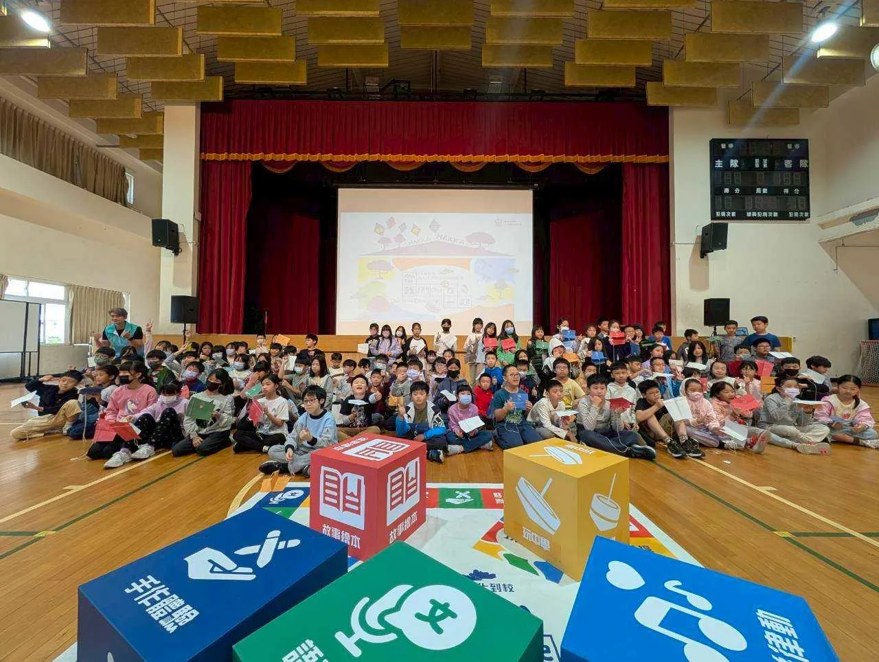 師生一同參與活動，呈現活潑的教育現場。北市客委會提供