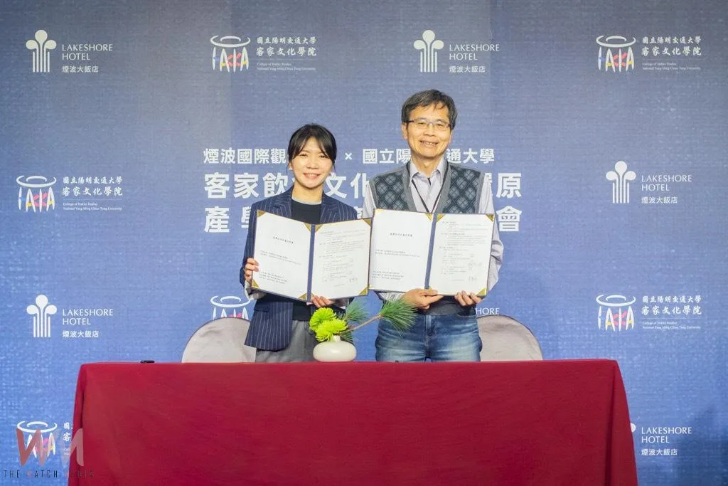 新竹煙波國際觀光集團副執行長董華玲（左）與國立陽明交通大學客家文化學院主任羅烈師啟動客家飲食文化再現計畫。煙波國際觀光集團提供